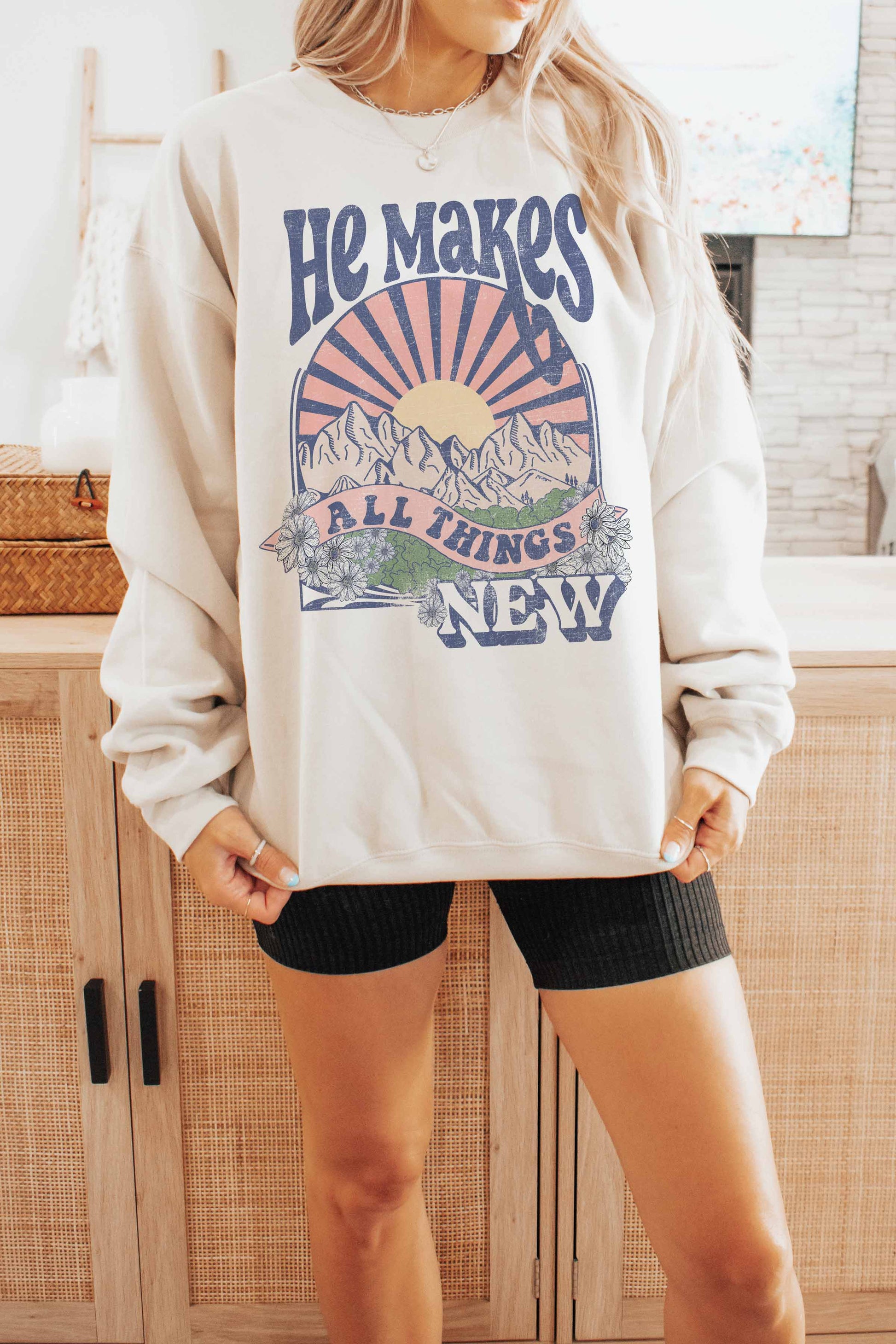 Felpa oversize grafica “He Makes All Things New”