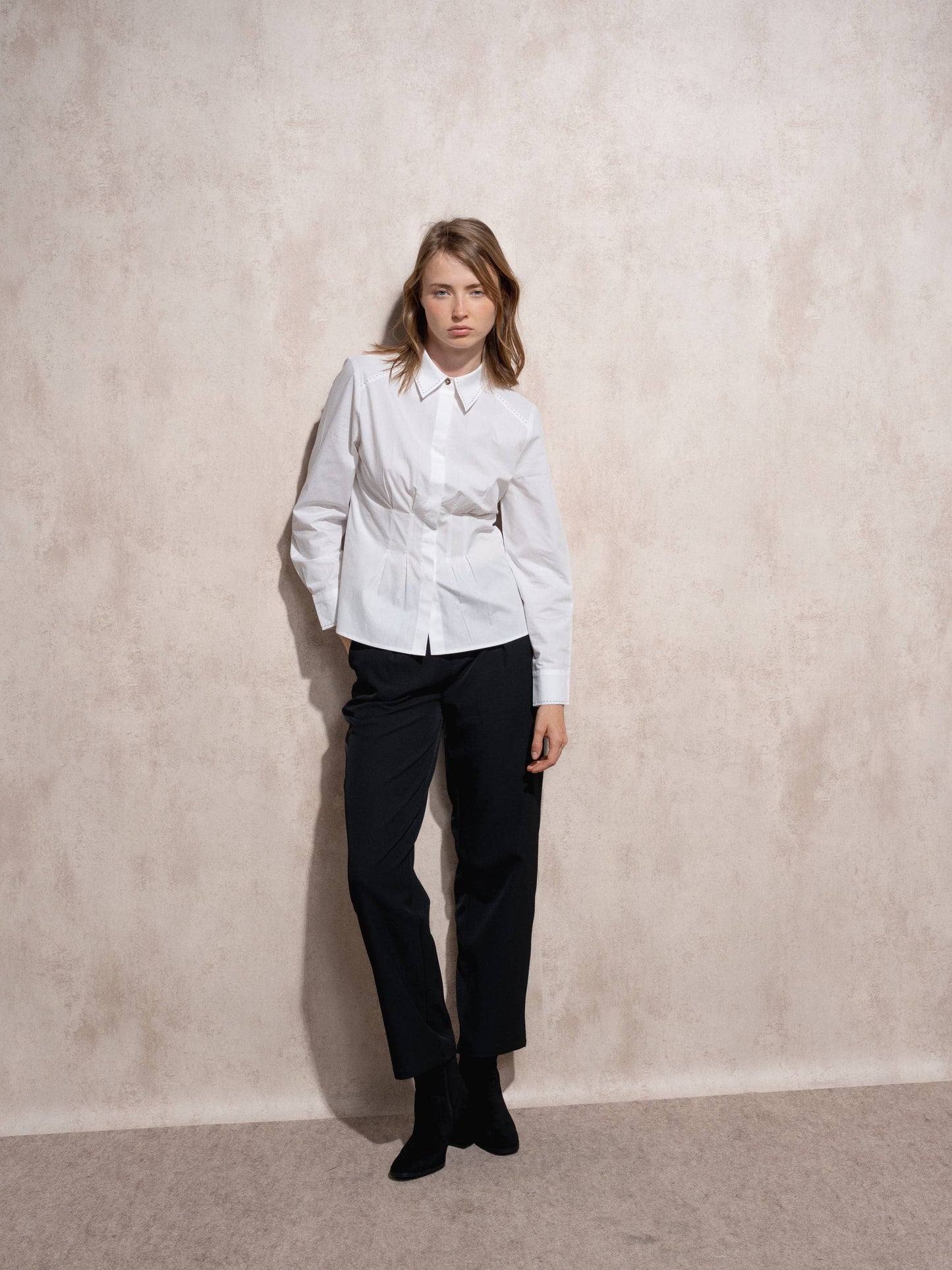 Tunica camicia bianca in cotone con taglio aderente