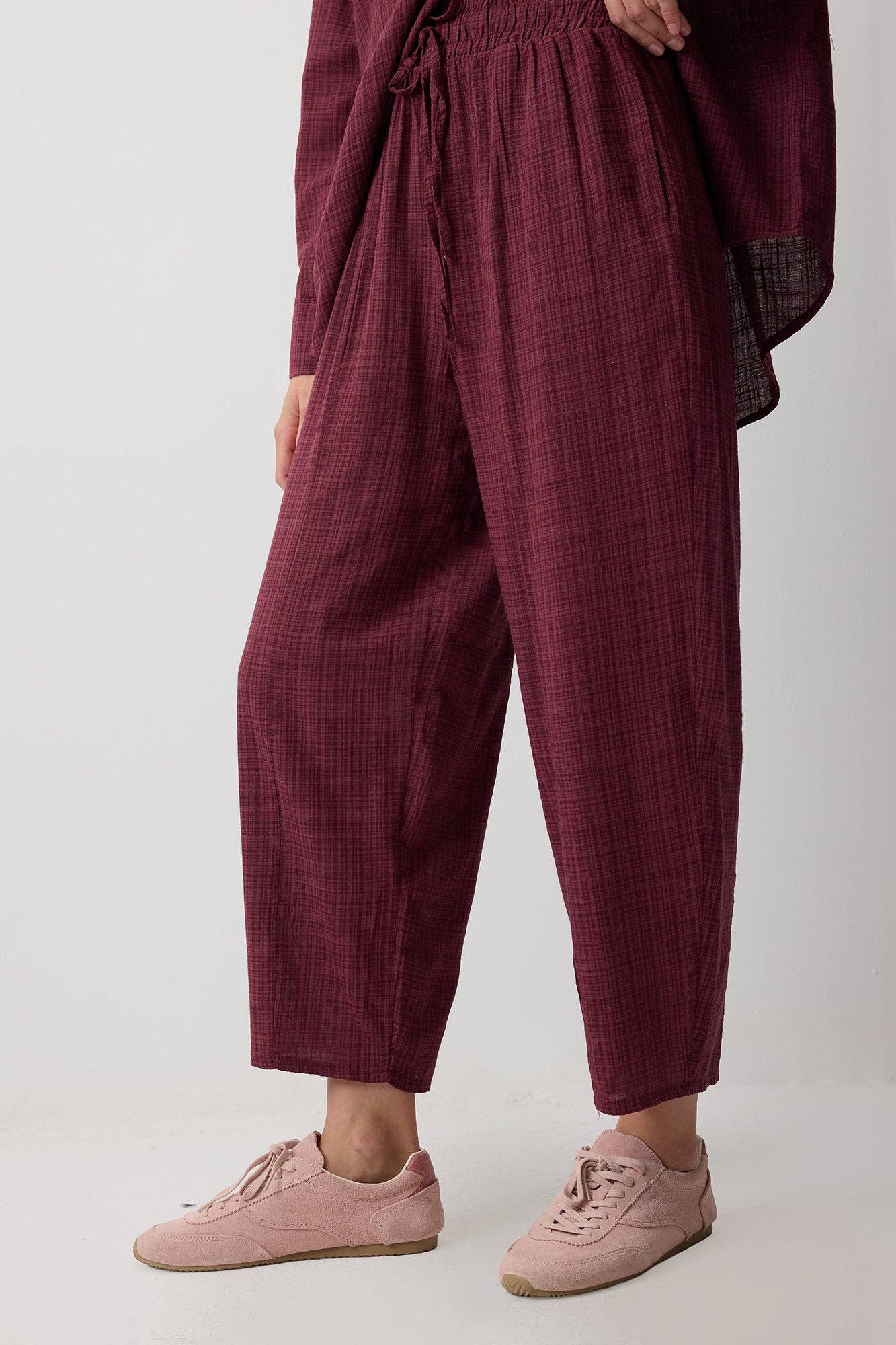 Completo con camicia a quadri e pantaloni bordeaux
