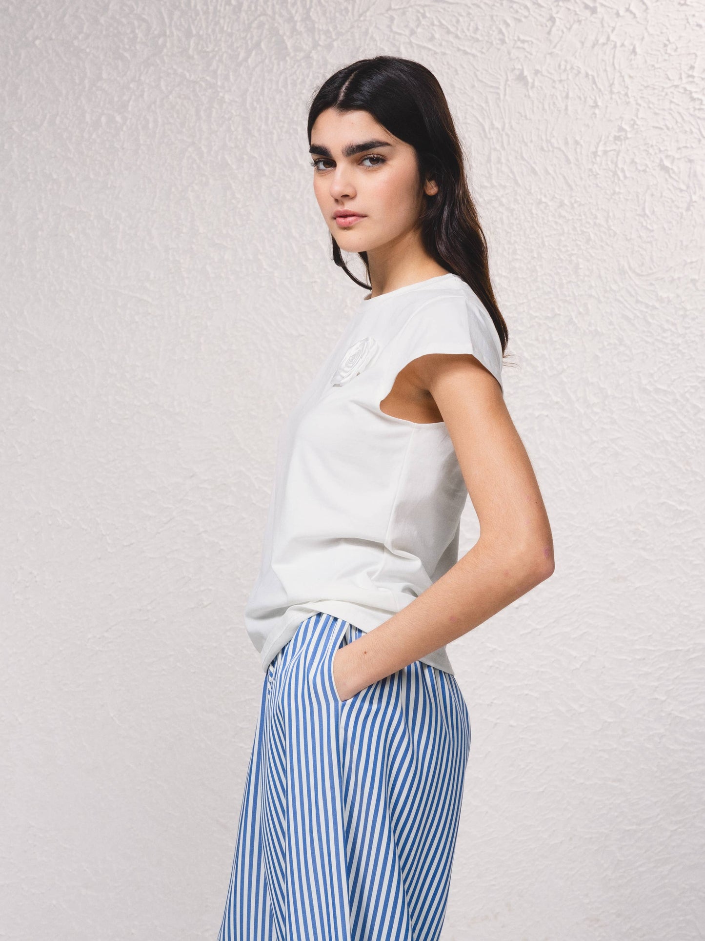 T-shirt aderente con applicazione floreale