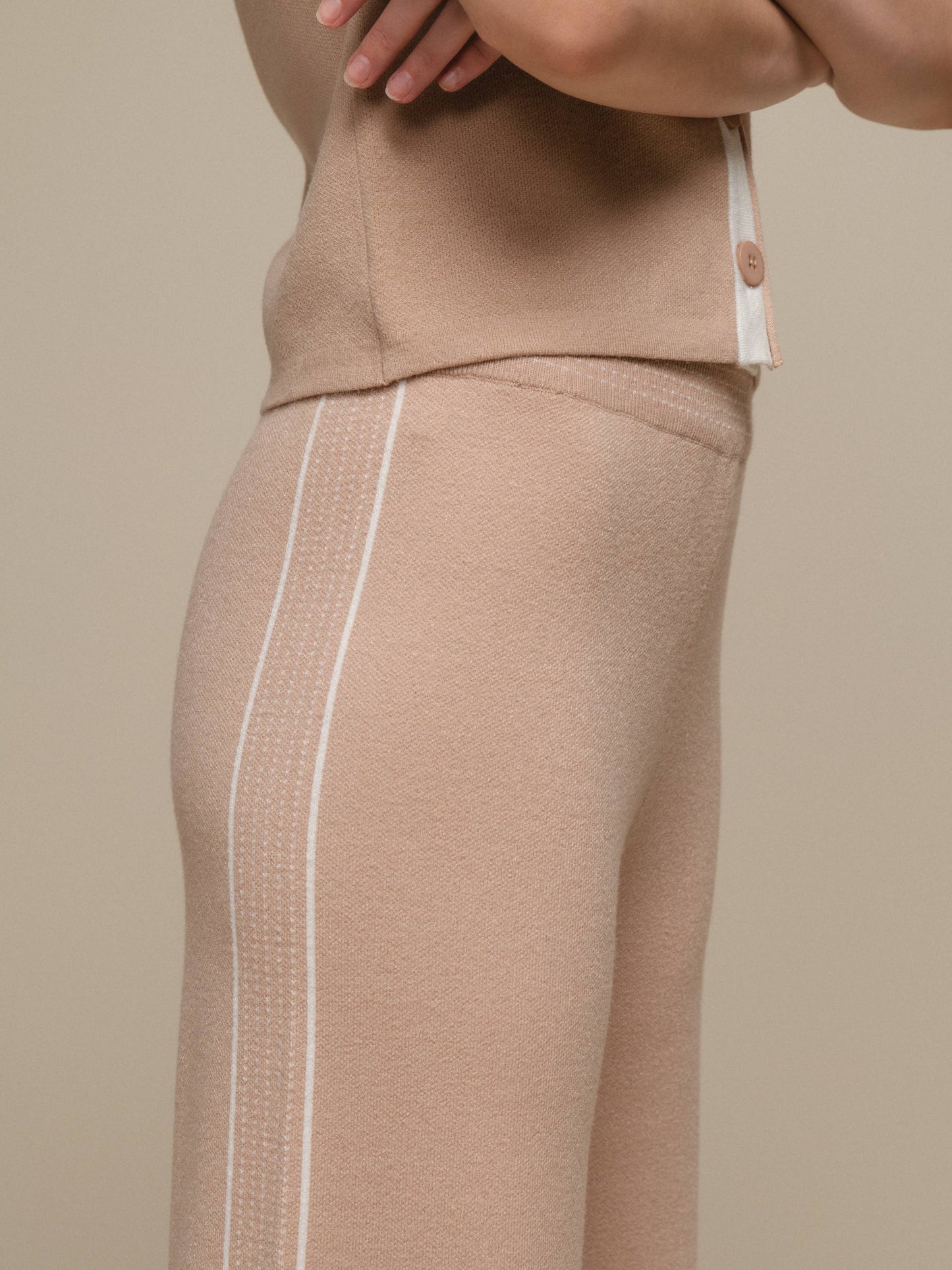 Pantaloni in maglia a gamba ampia con profili a contrasto