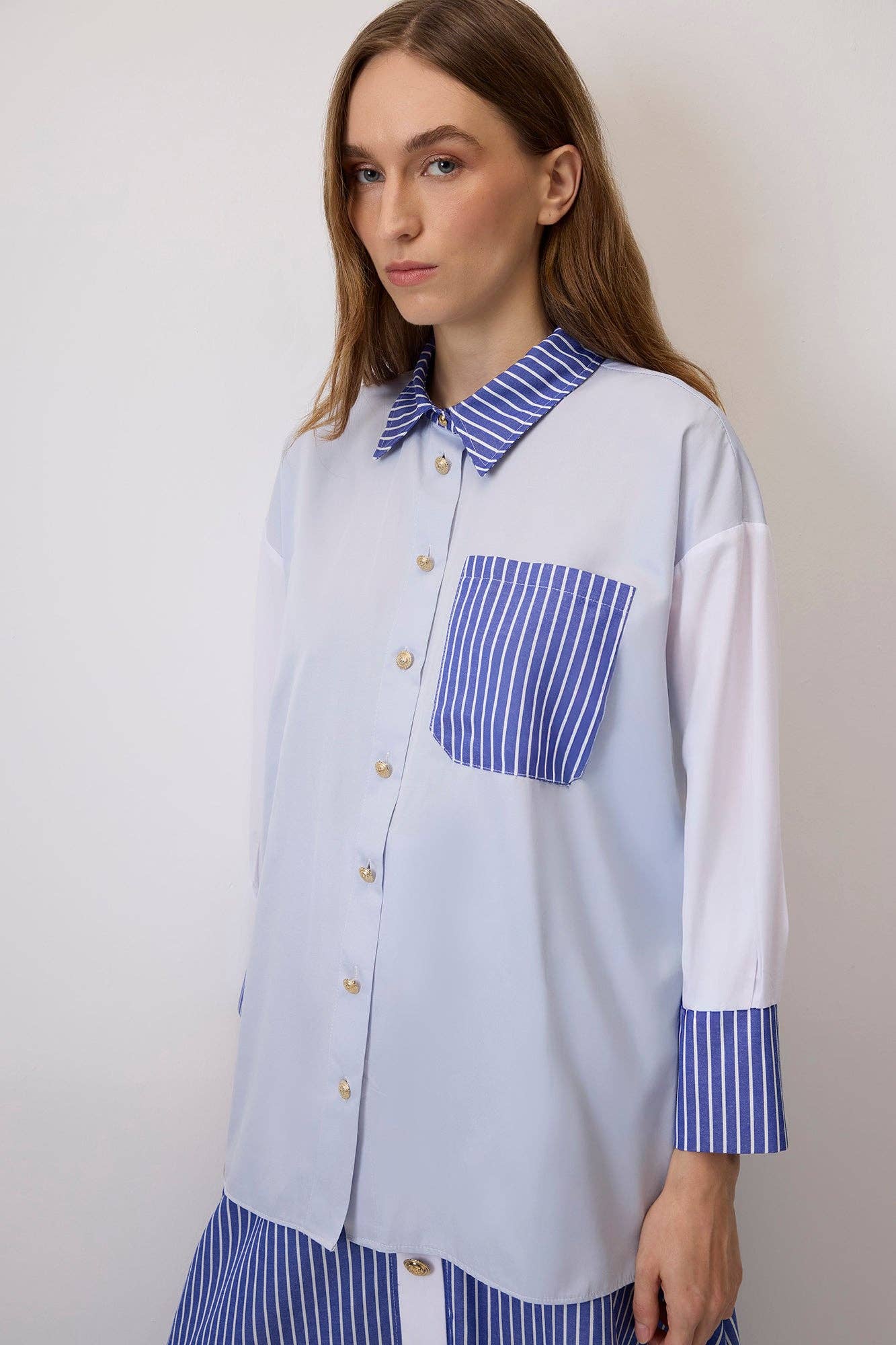 Set camicia e gonna lunga a righe con cuciture a contrasto