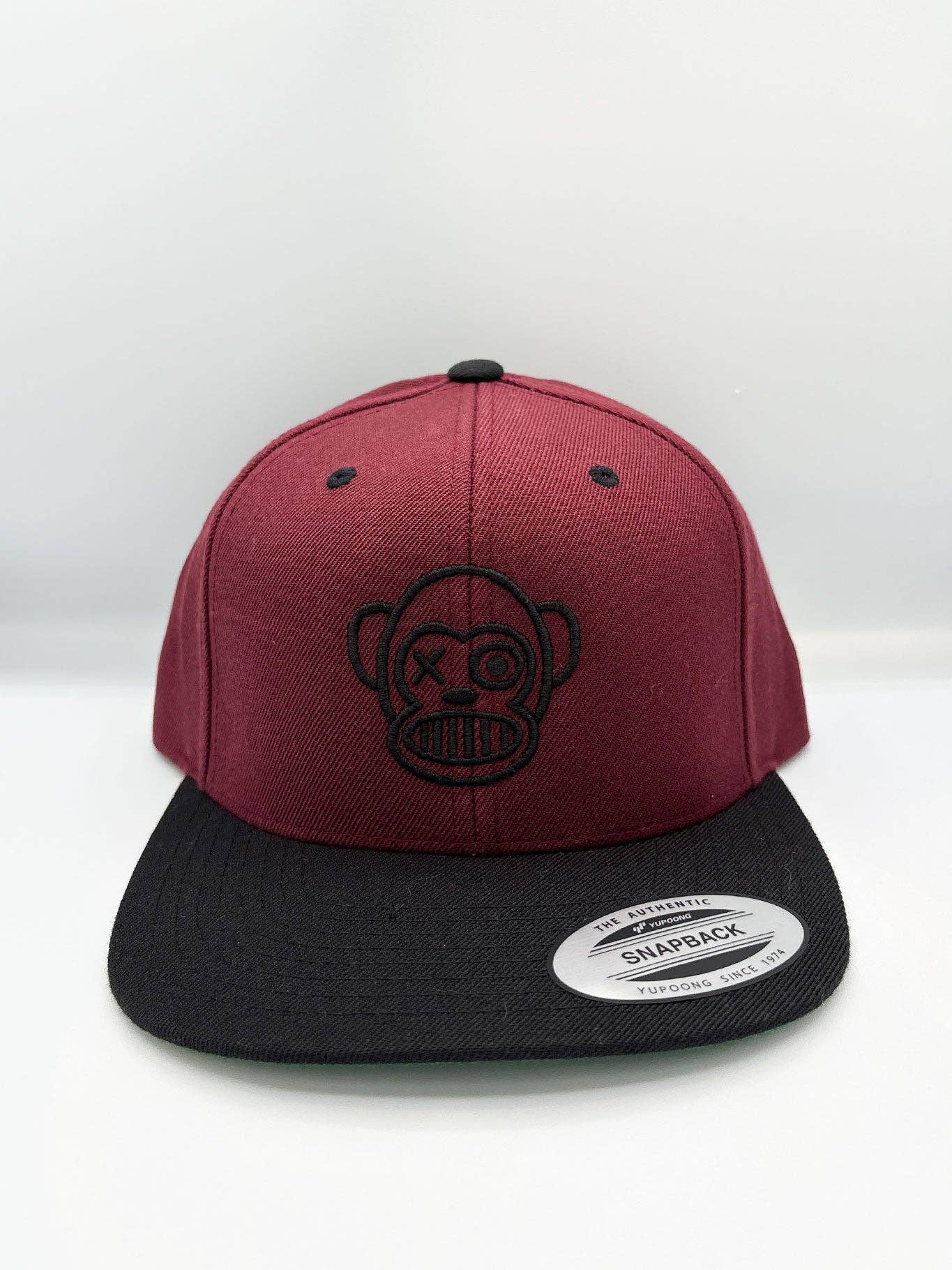 Cappellino snapback bicolor con logo ricamato