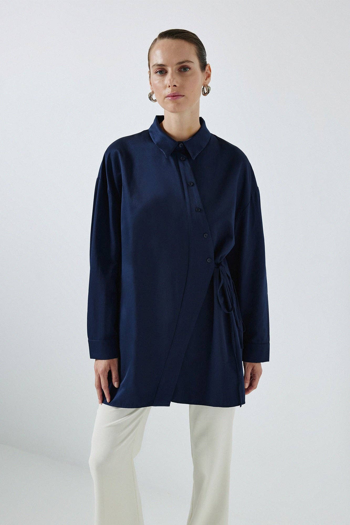 Camicia asimmetrica con fascia in vita