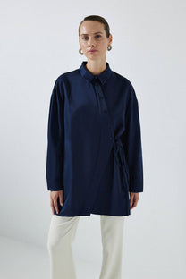 Camicia asimmetrica con fascia in vita