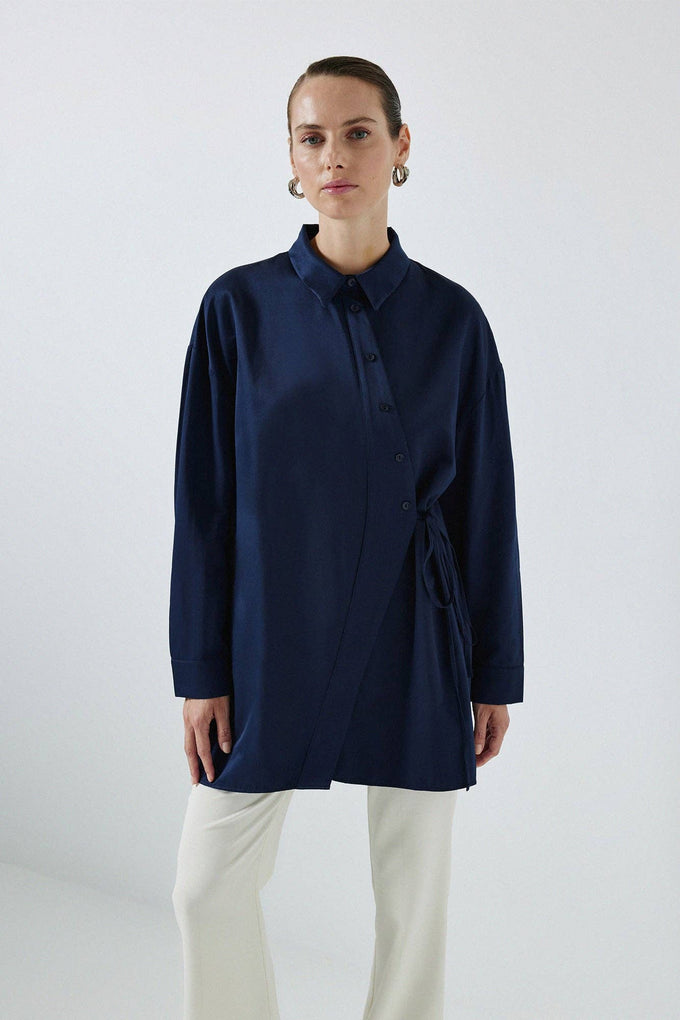 Camicia asimmetrica con fascia in vita