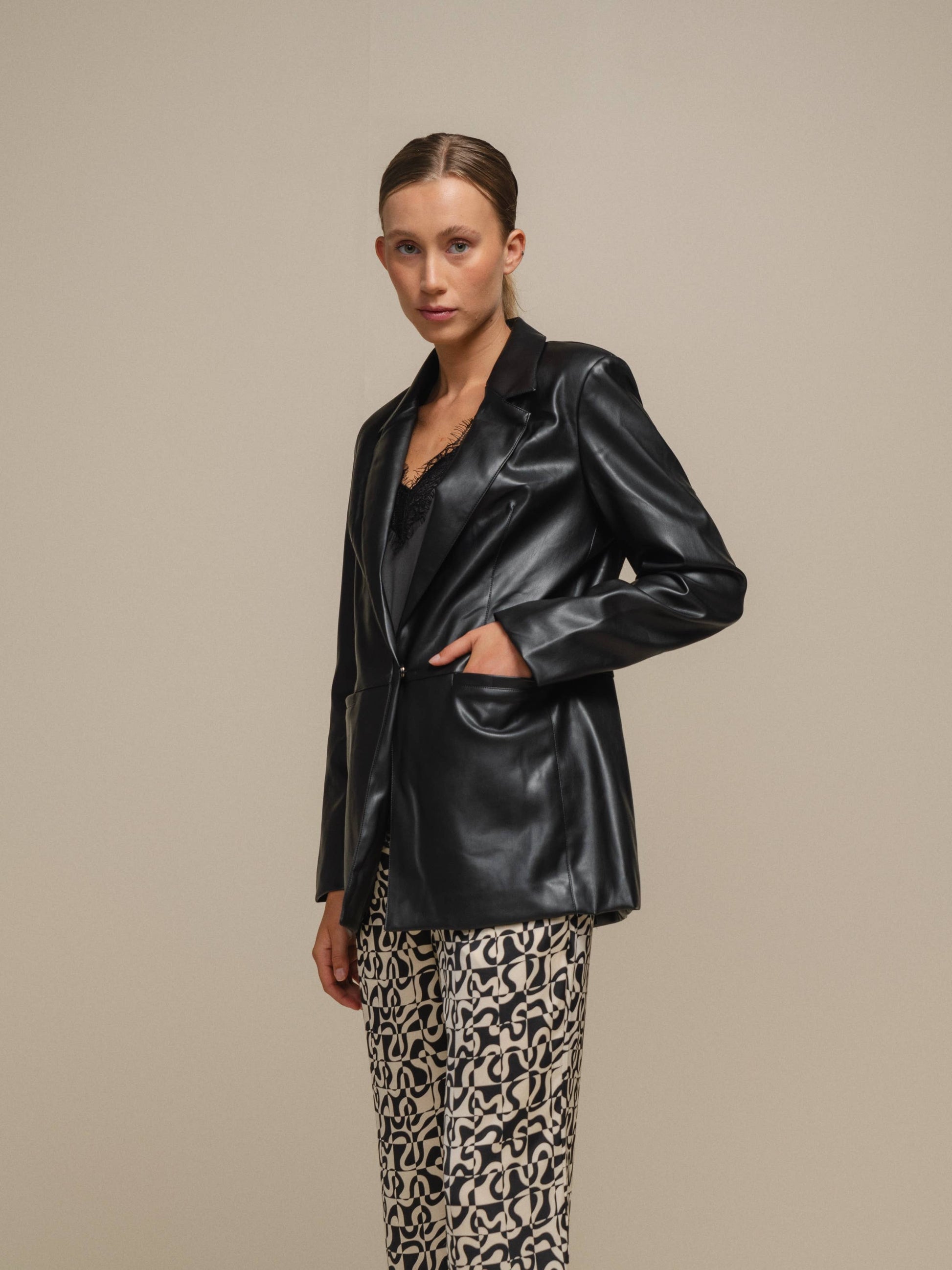 Blazer in ecopelle nero da donna