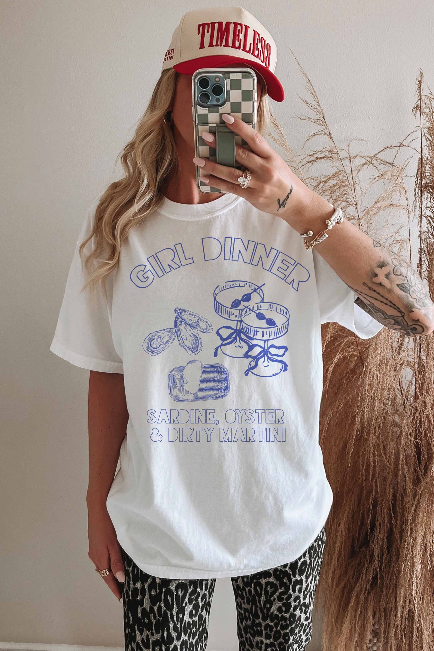 T-shirt oversize grafica “Girl Dinner”