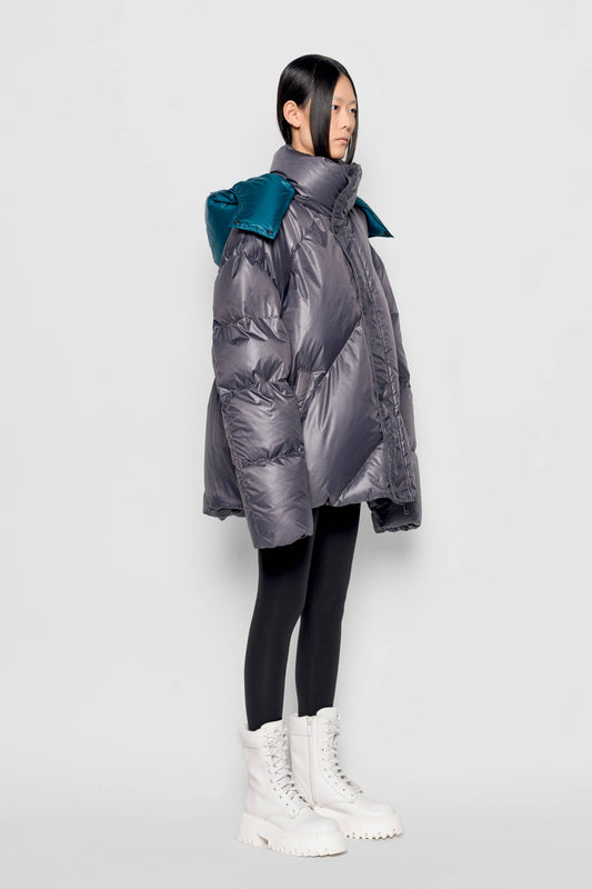 Piumino oversize bicolore con cappuccio rimovibile