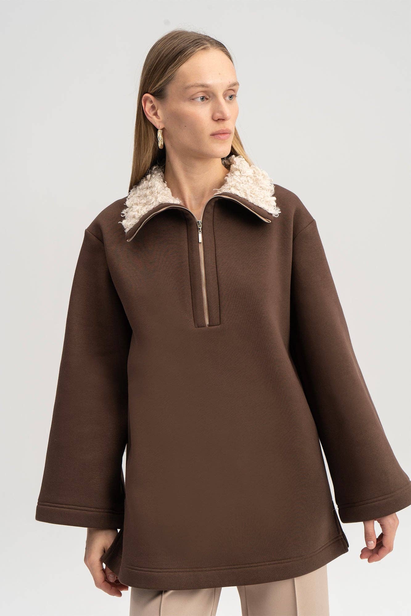 Felpa lunga con collo in eco-pelliccia e zip