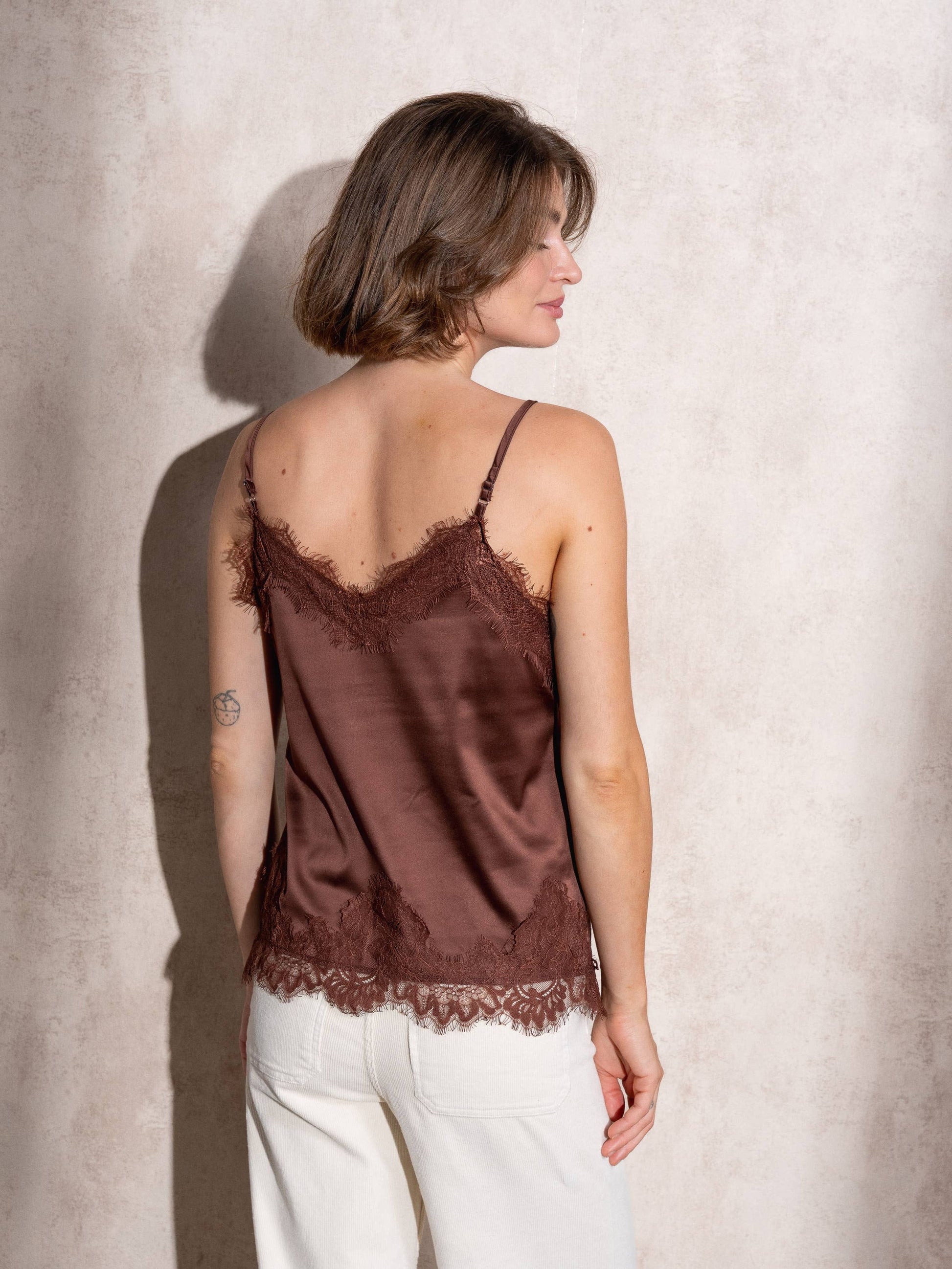 Top in raso con pizzo
