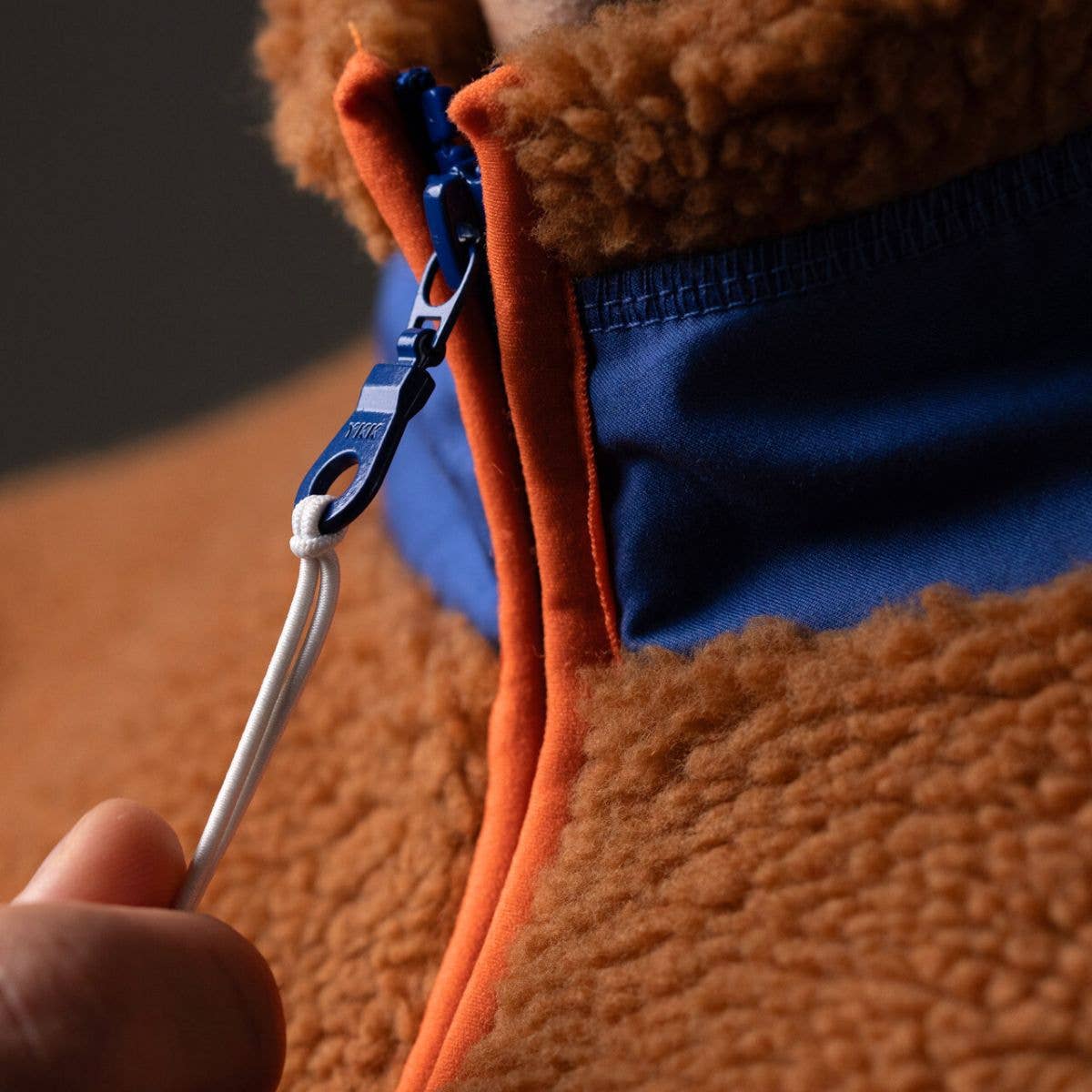 Giacca sherpa unisex cammello con zip e dettagli a contrasto