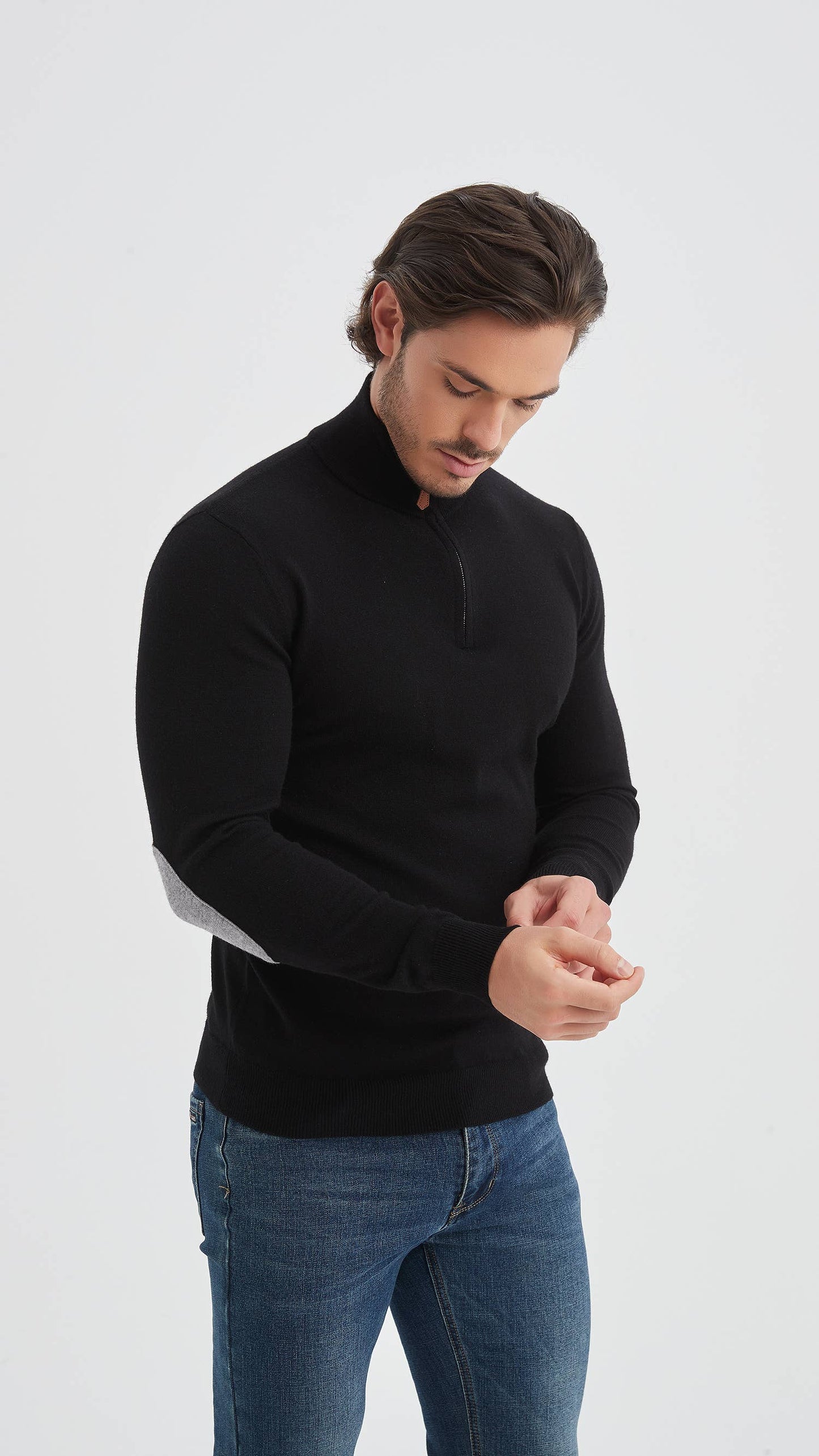 Maglione nero con collo alto e mezza zip con gomitiere