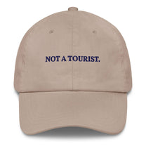 Cappellino dad hat “Not a Tourist” ricamato