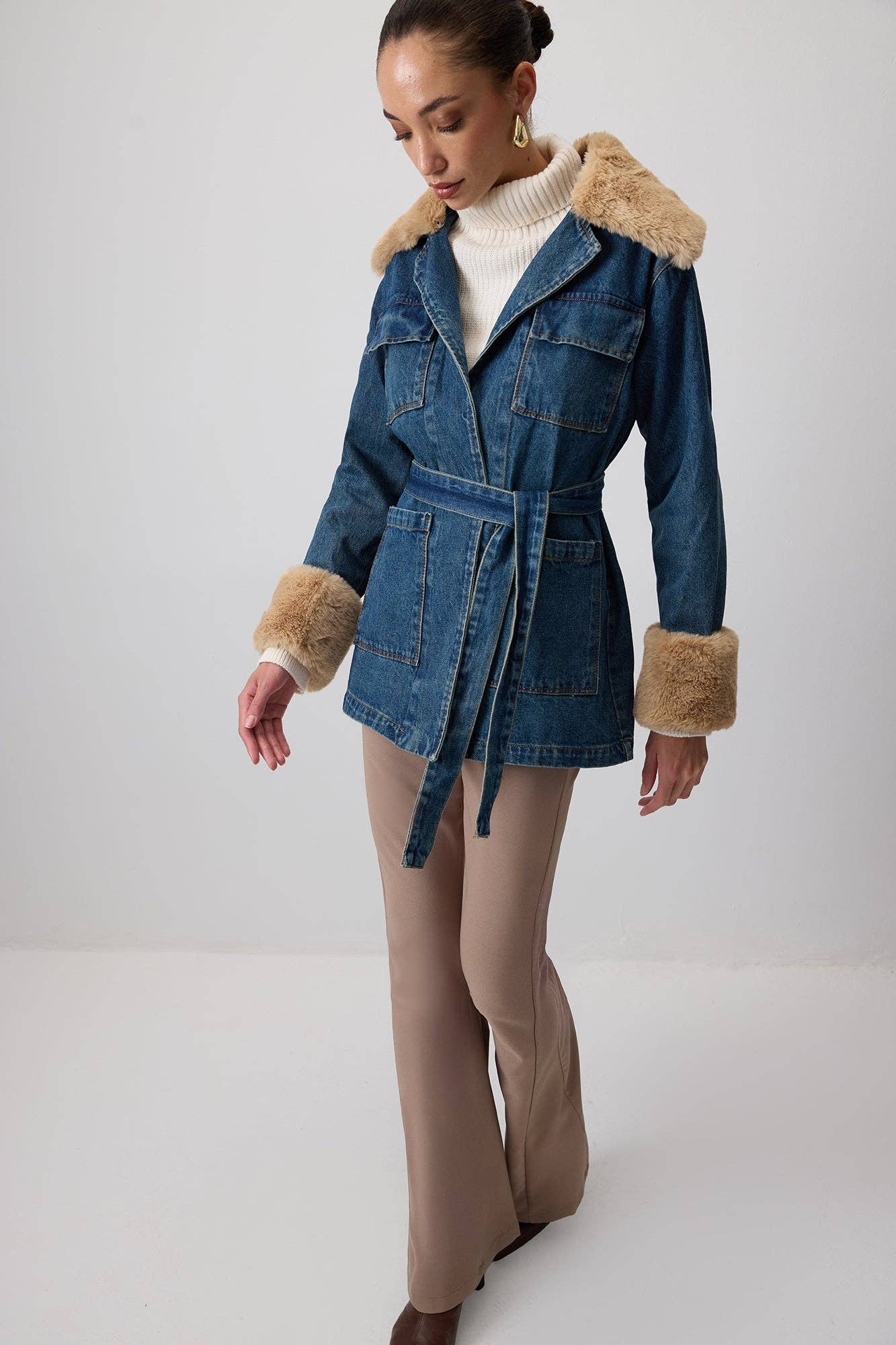 Giacca in denim con bordo in ecopelliccia