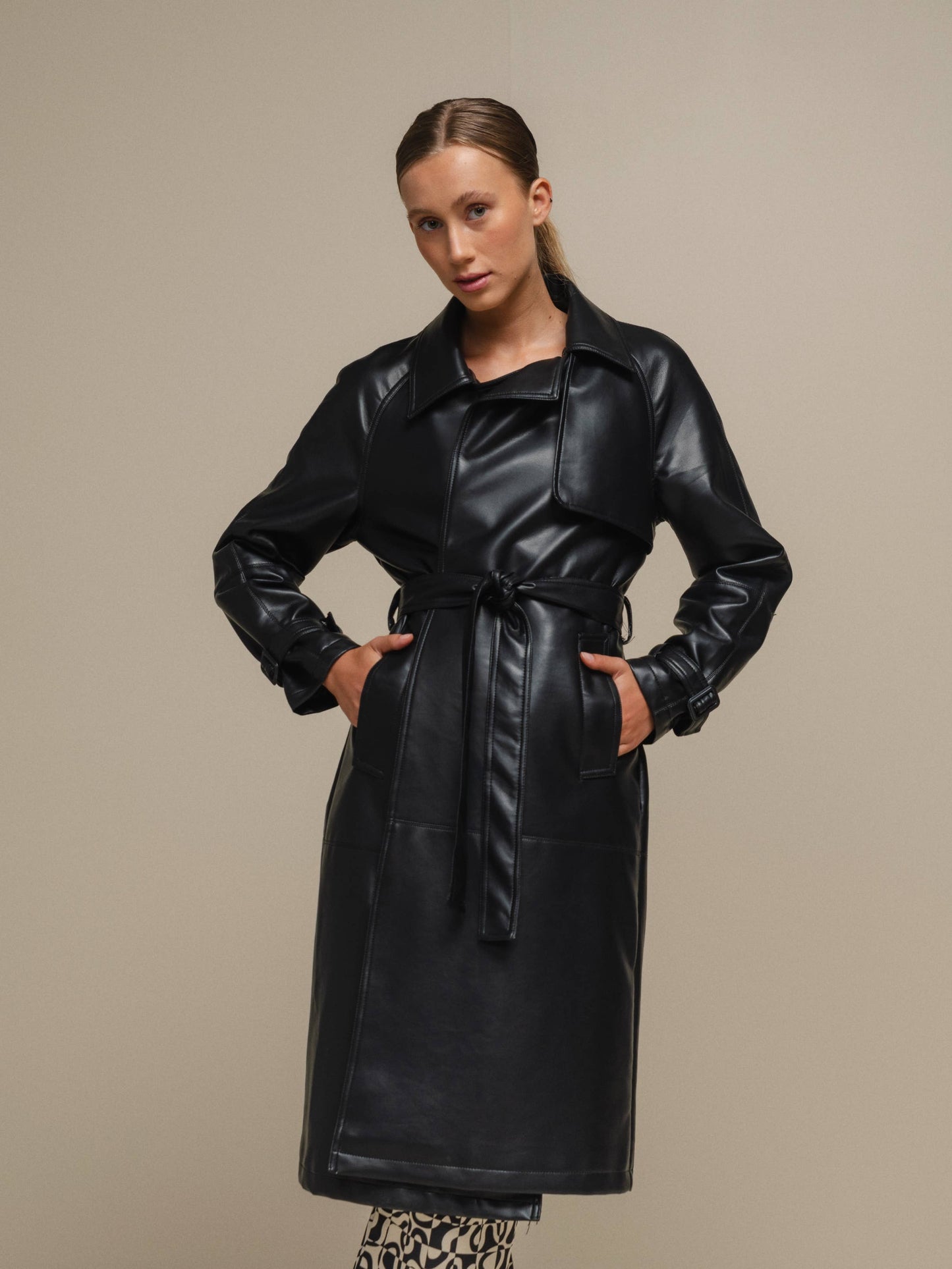Cappotto trench effetto pelle con cintura