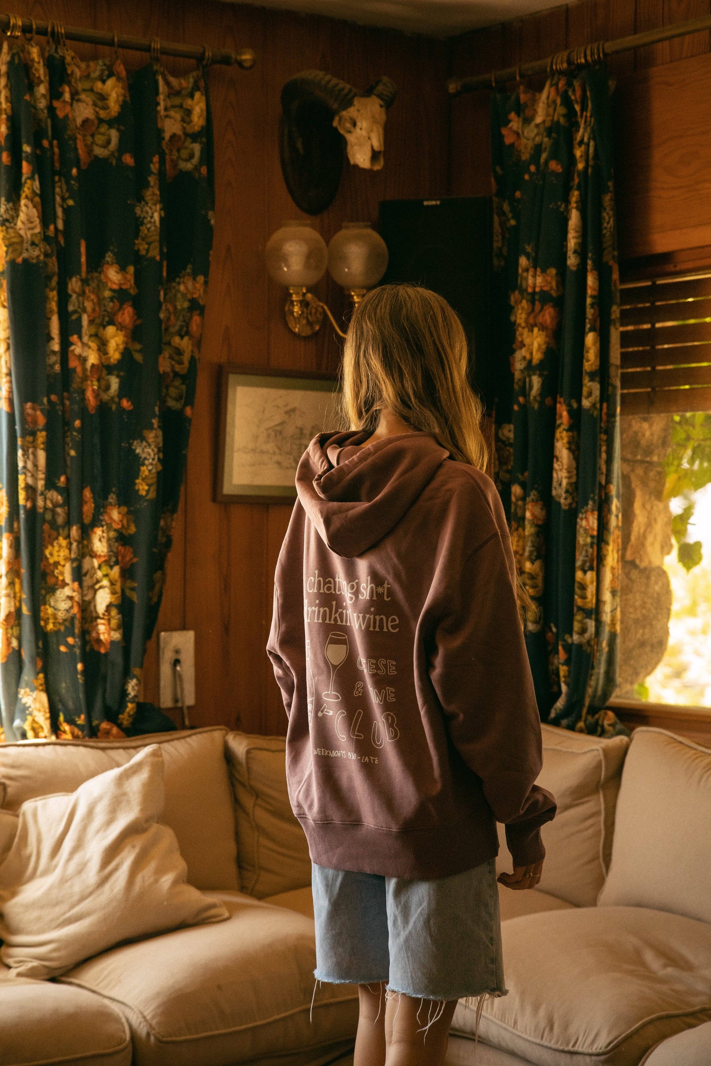 Felpa con cappuccio oversize con stampa Wine Club