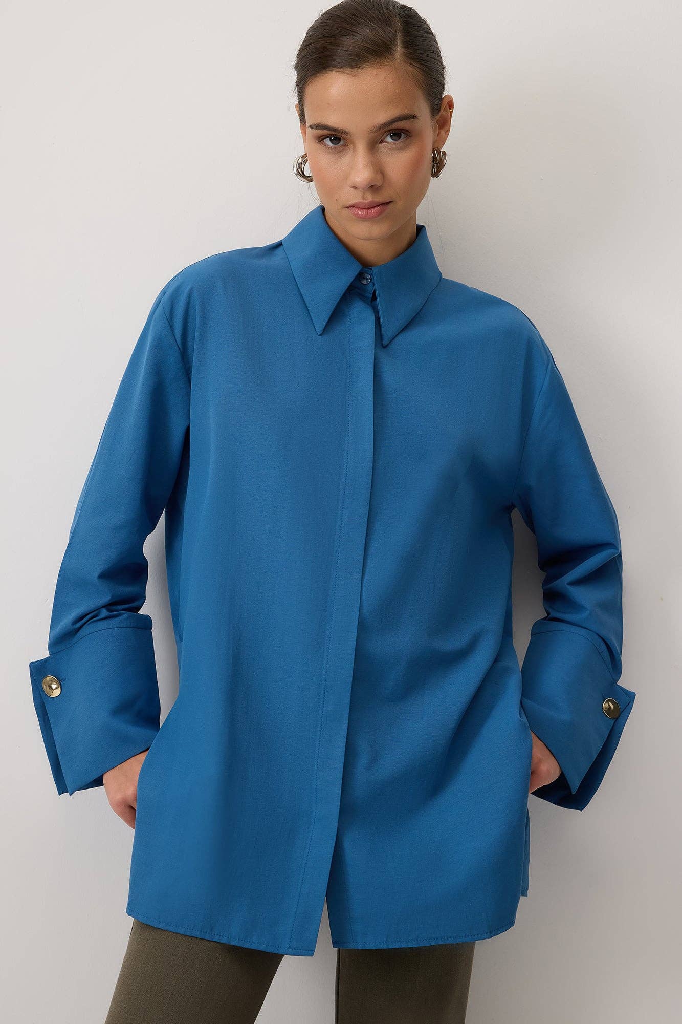 Camicia in popeline con polsini ampi