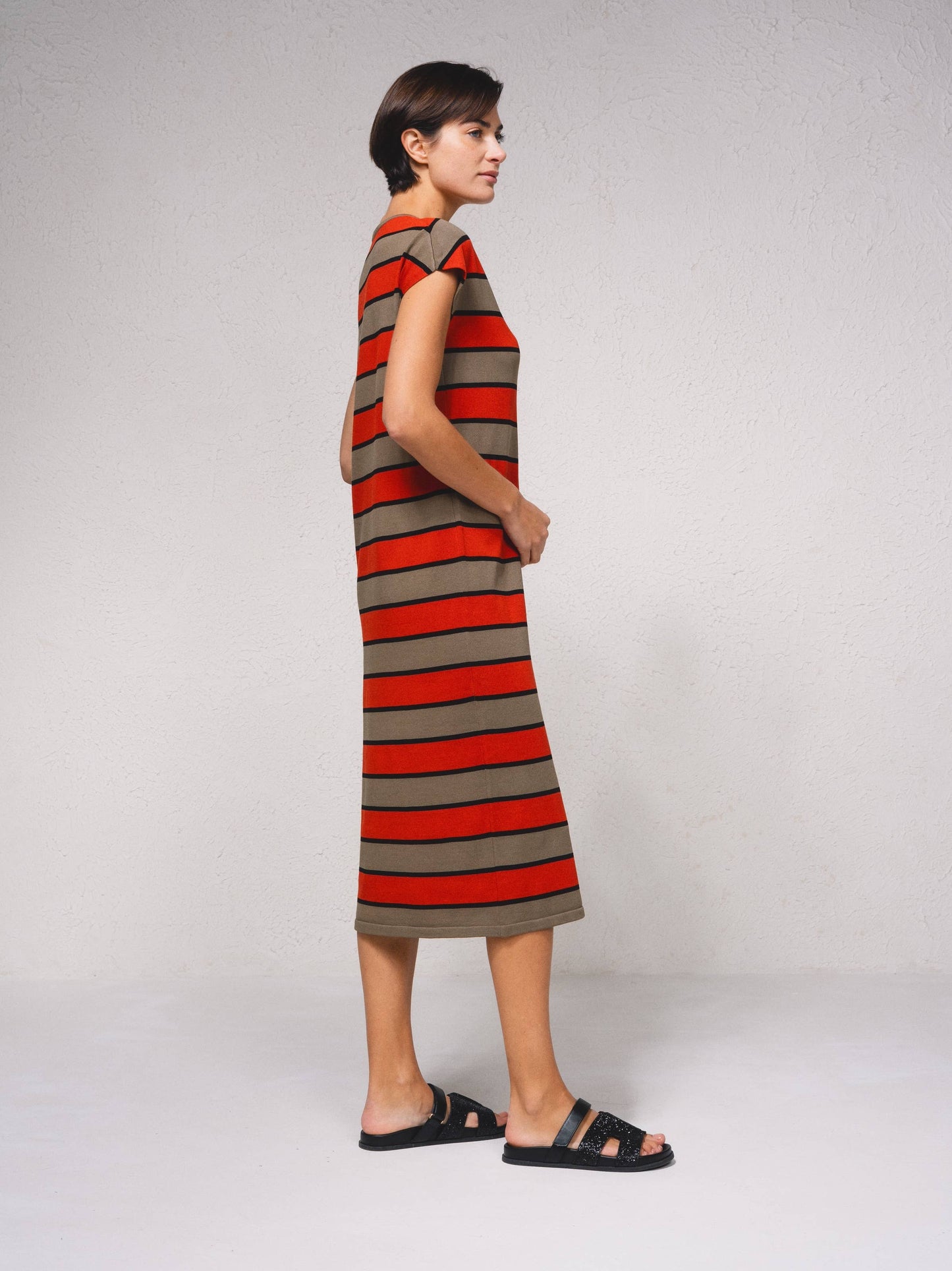 Abito midi in maglia a righe con scollo a V