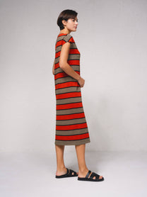 Abito midi in maglia a righe con scollo a V