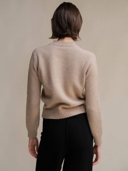 Maglione girocollo in tweed cropped in lana riciclata