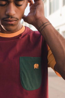 T-shirt con taschino in cotone biologico color block bordeaux