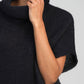 Maglione poncho oversize a collo alto blu navy