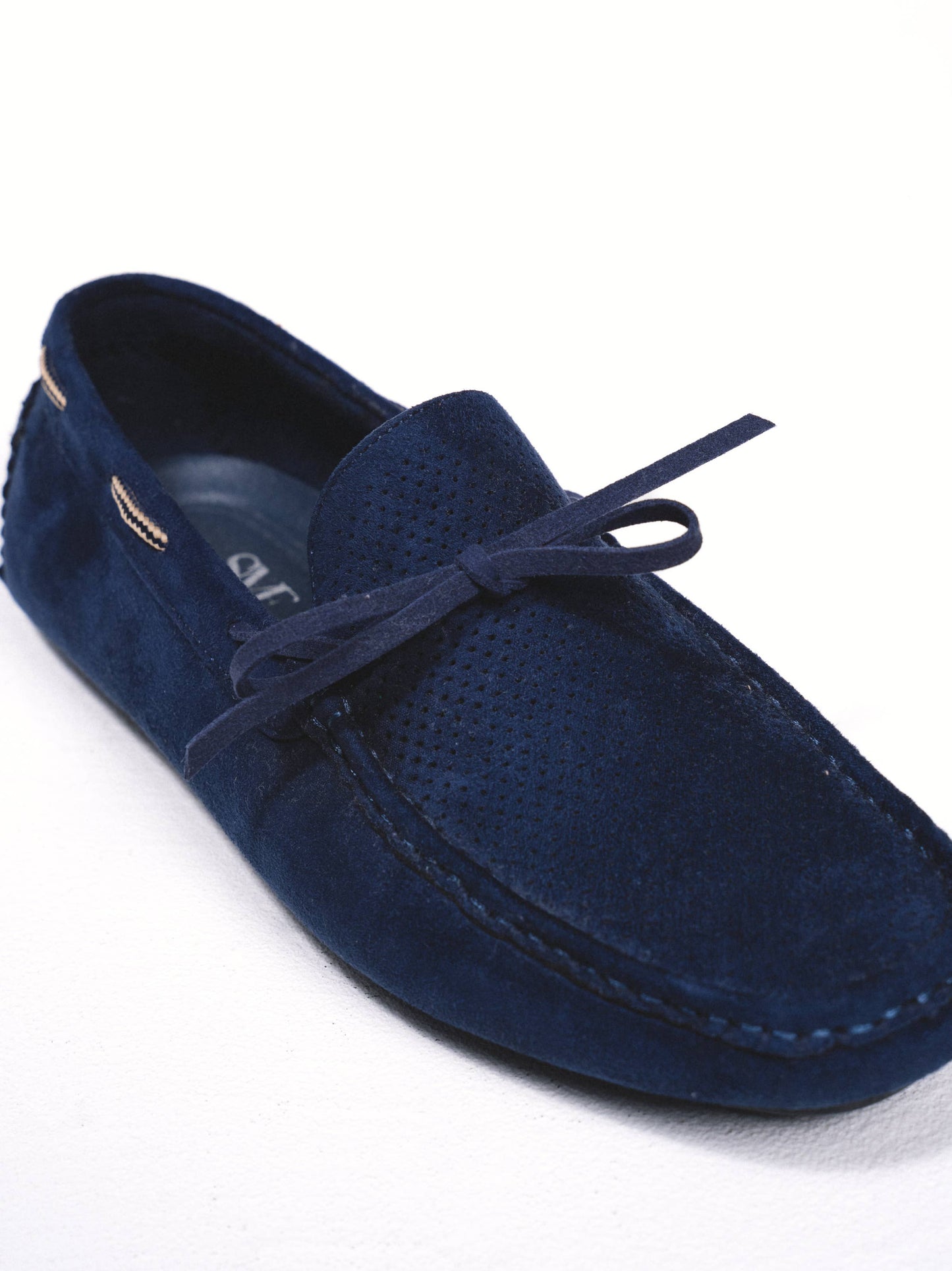 Mocassini in suede blu con fiocco e laccio laterale