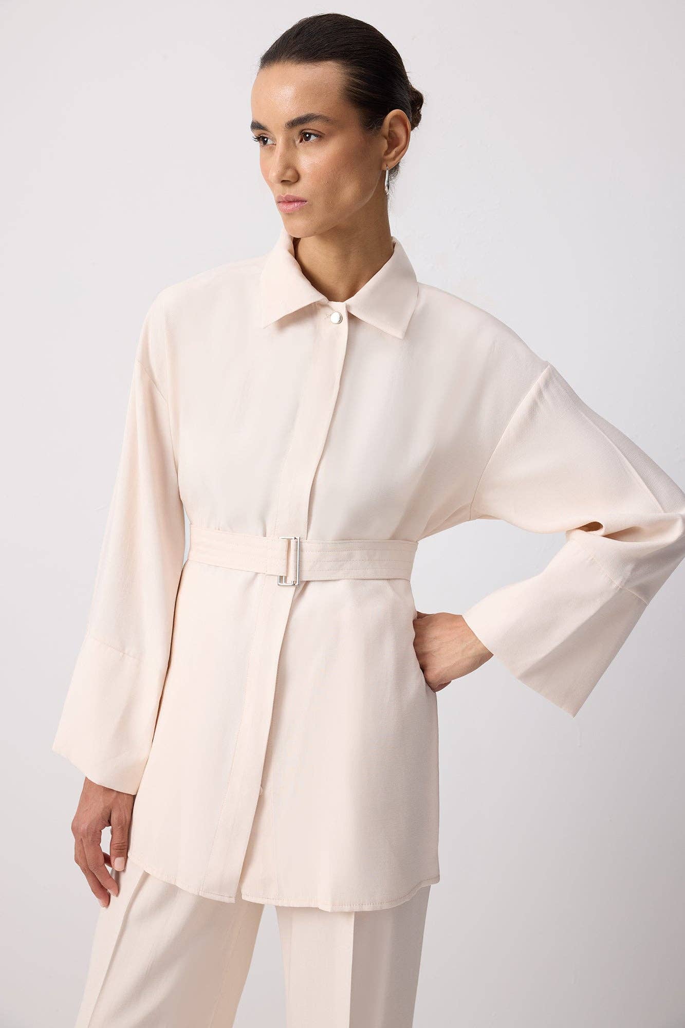 Completo donna camicia testurizzata con cintura e pantaloni palazzo