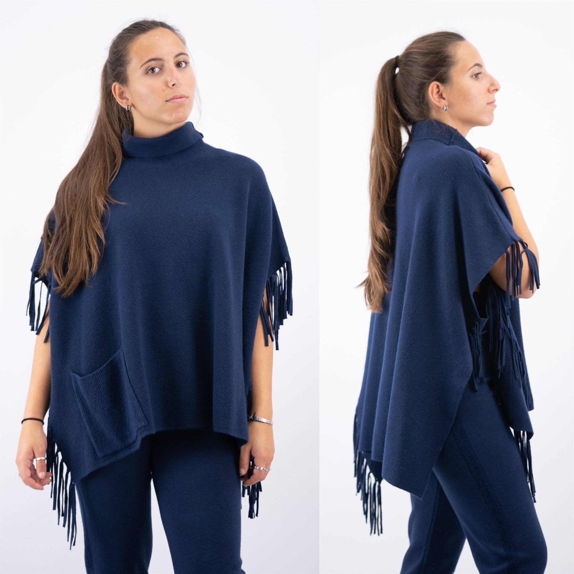 Poncho in maglia con frange e collo alto