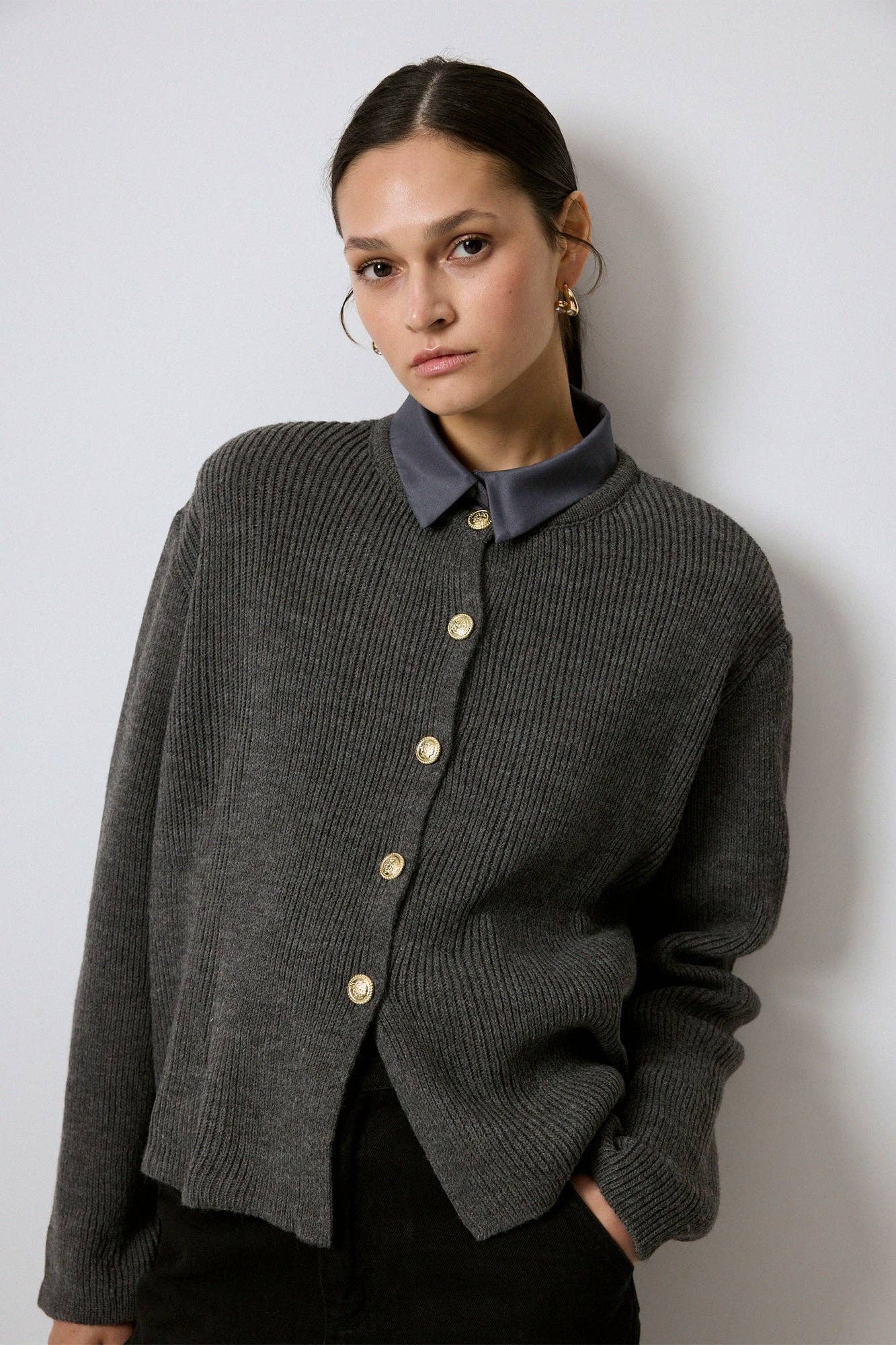 Cardigan in maglia antracite con bottoni dorati