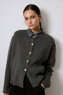 Cardigan in maglia antracite con bottoni dorati