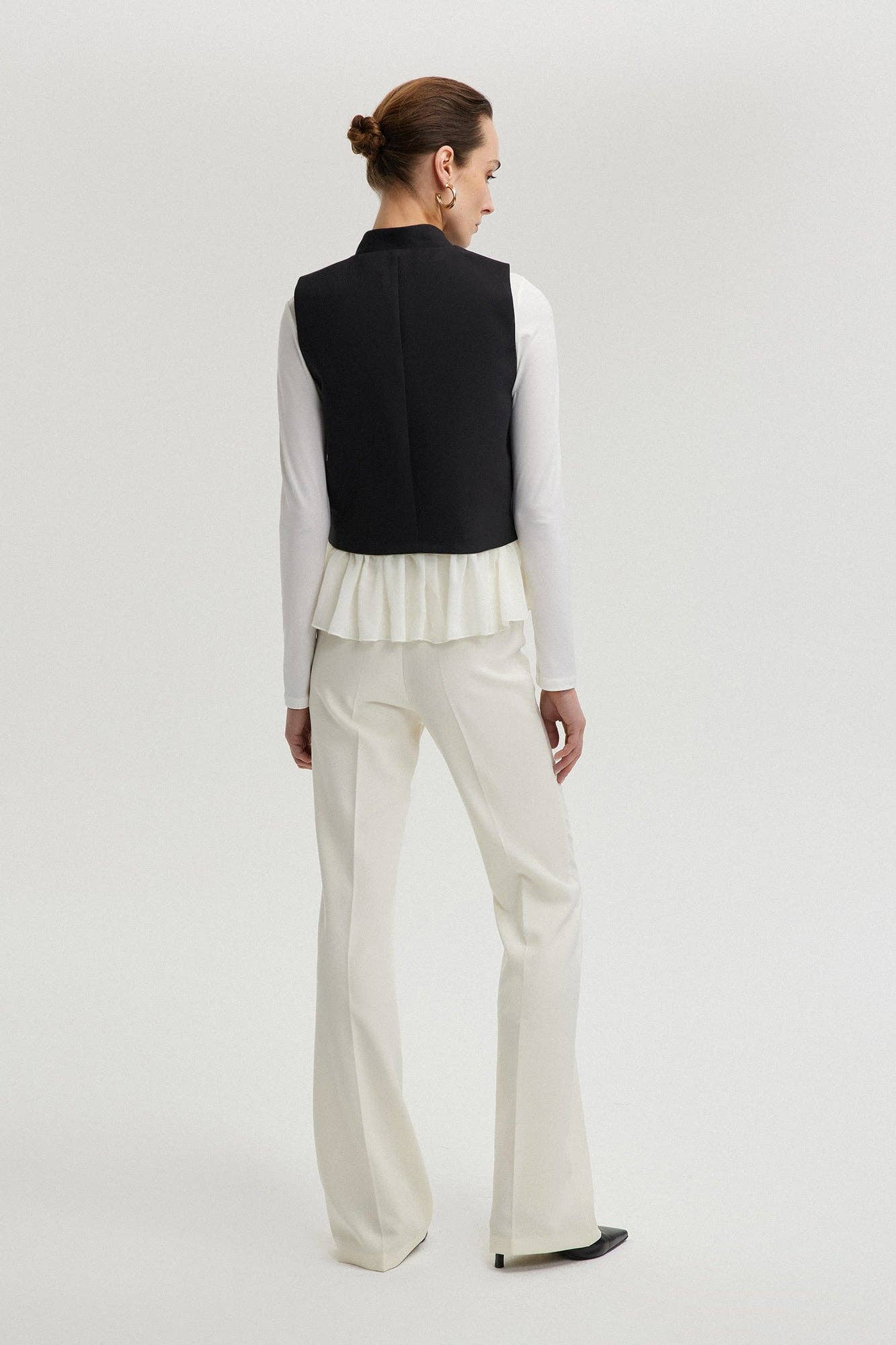 Gilet nero in crêpe con volant in chiffon