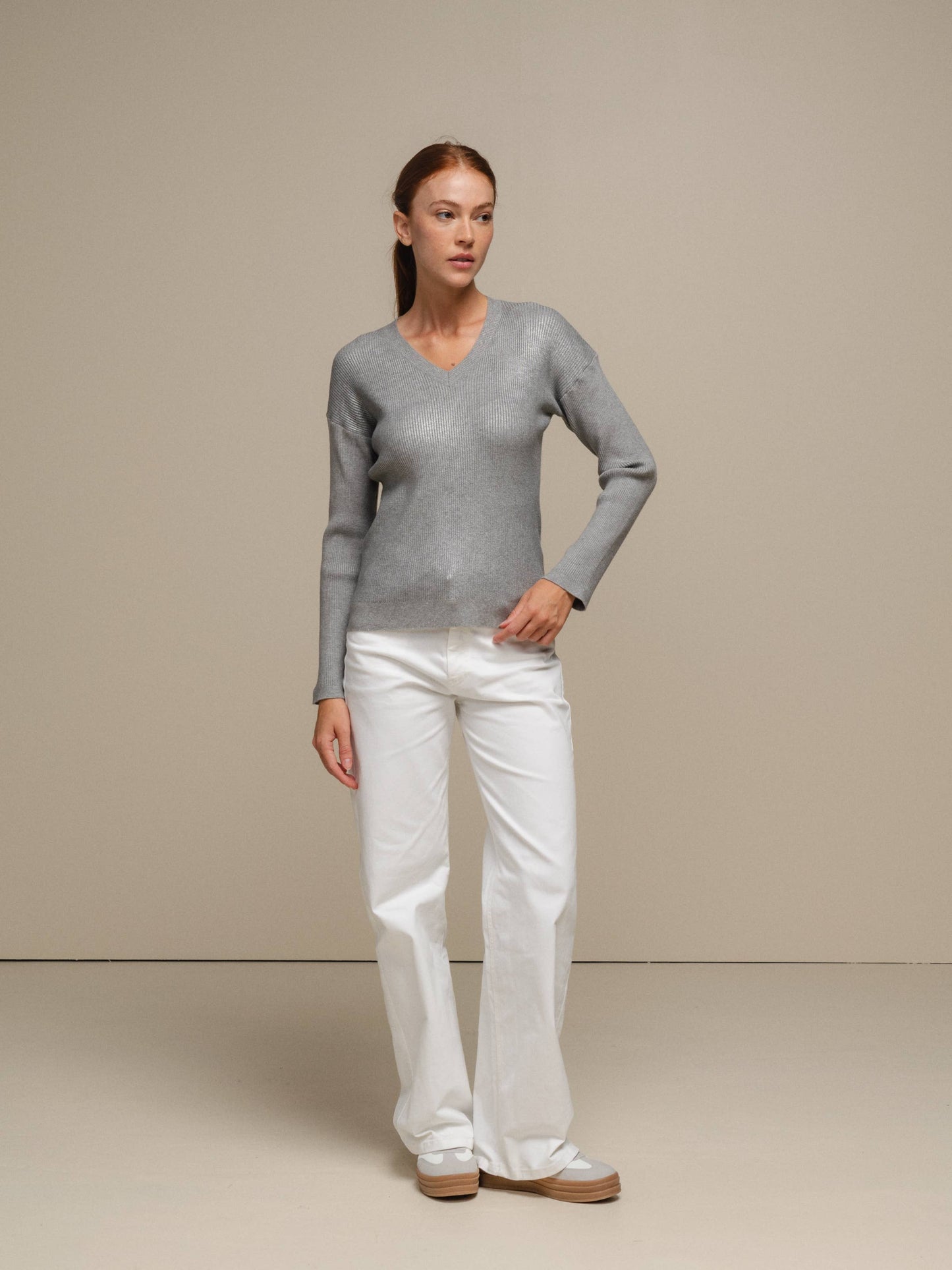 Maglione donna laminato a costine con scollo a V