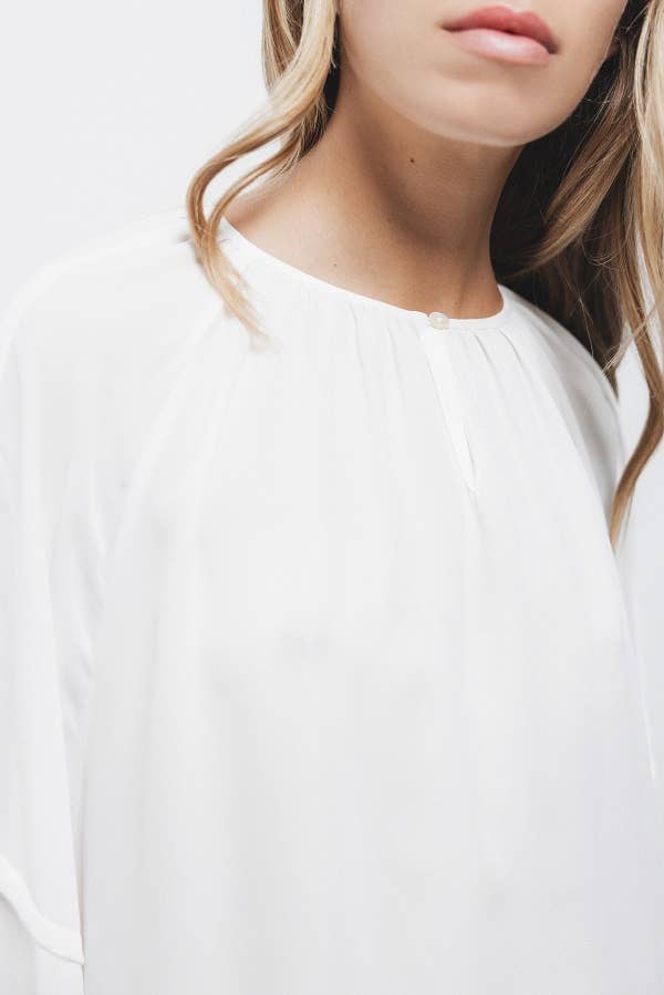 Blusa con pieghe sulle maniche