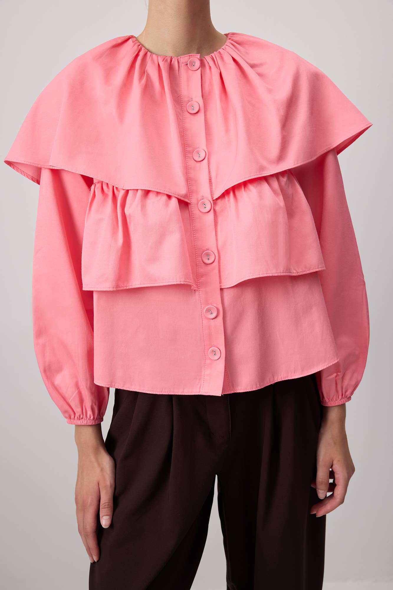 Blusa corta rosa con balze e maniche a sbuffo in misto cotone