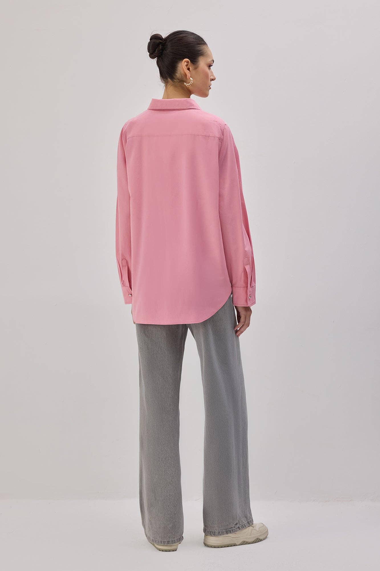 Camicia in popeline con accessori in metallo
