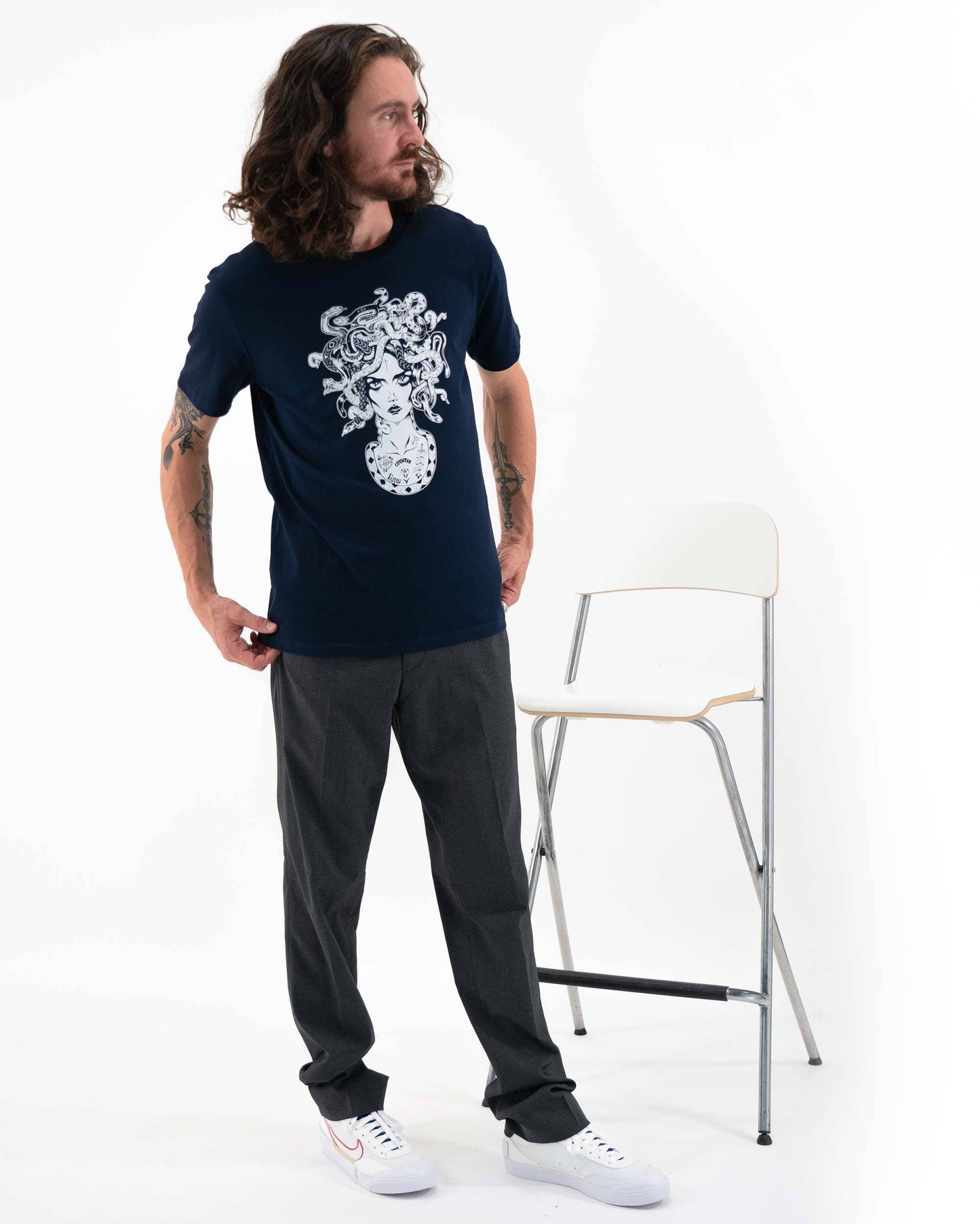 T-shirt Medusa navy con grafica skateboard