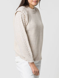 Maglione in maglia con trecce e spalle strutturate