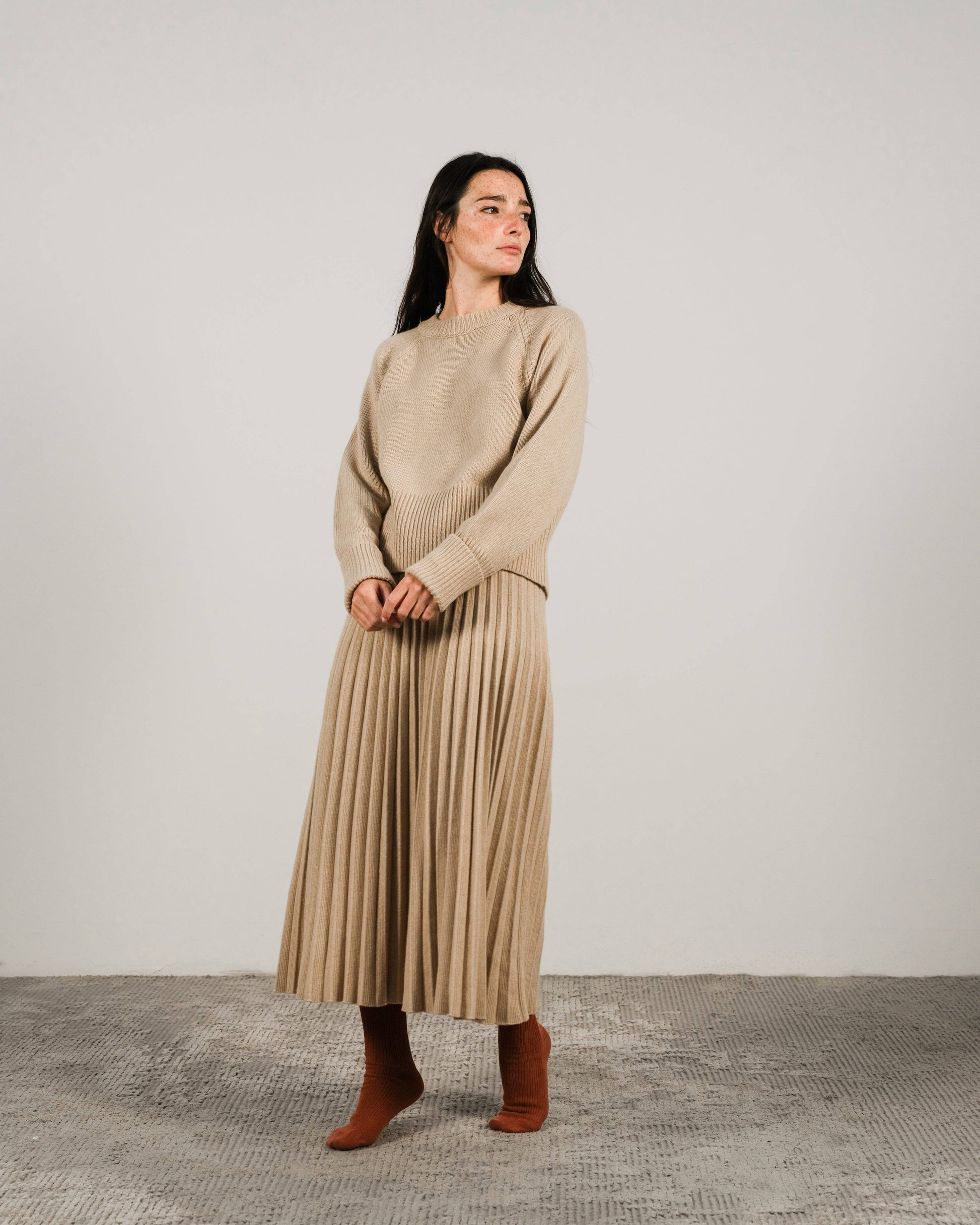 Maglione girocollo in misto cashmere con polsini arrotolati
