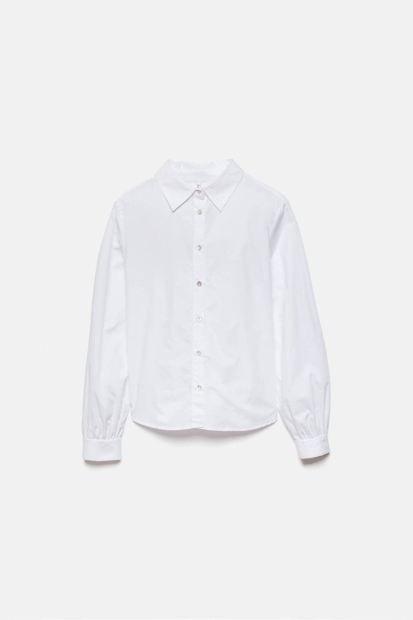 Camicia bianca essenziale con dettaglio sul retro