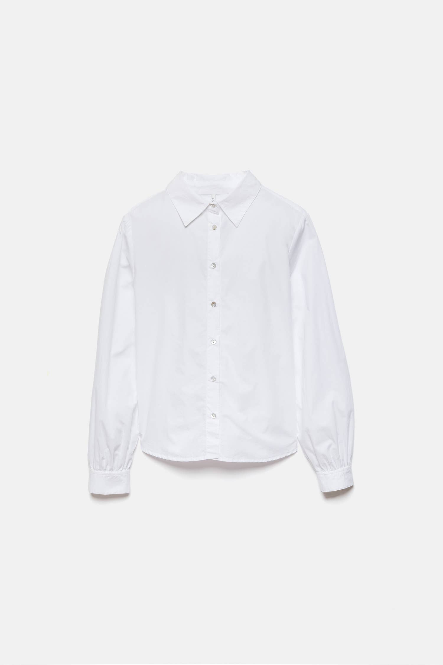 Camicia bianca essenziale con dettaglio sul retro