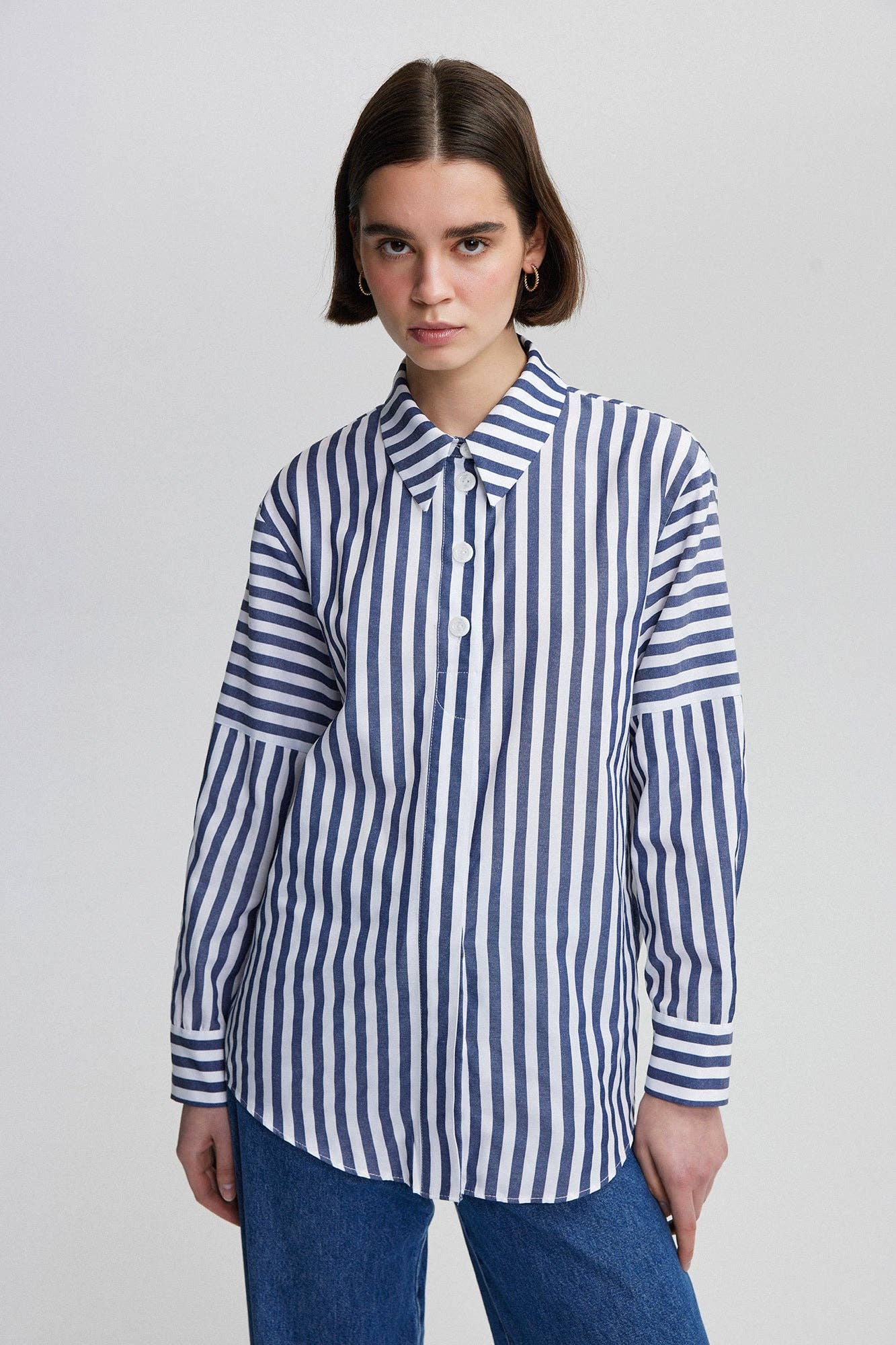 Camicia a righe con bottoni a contrasto