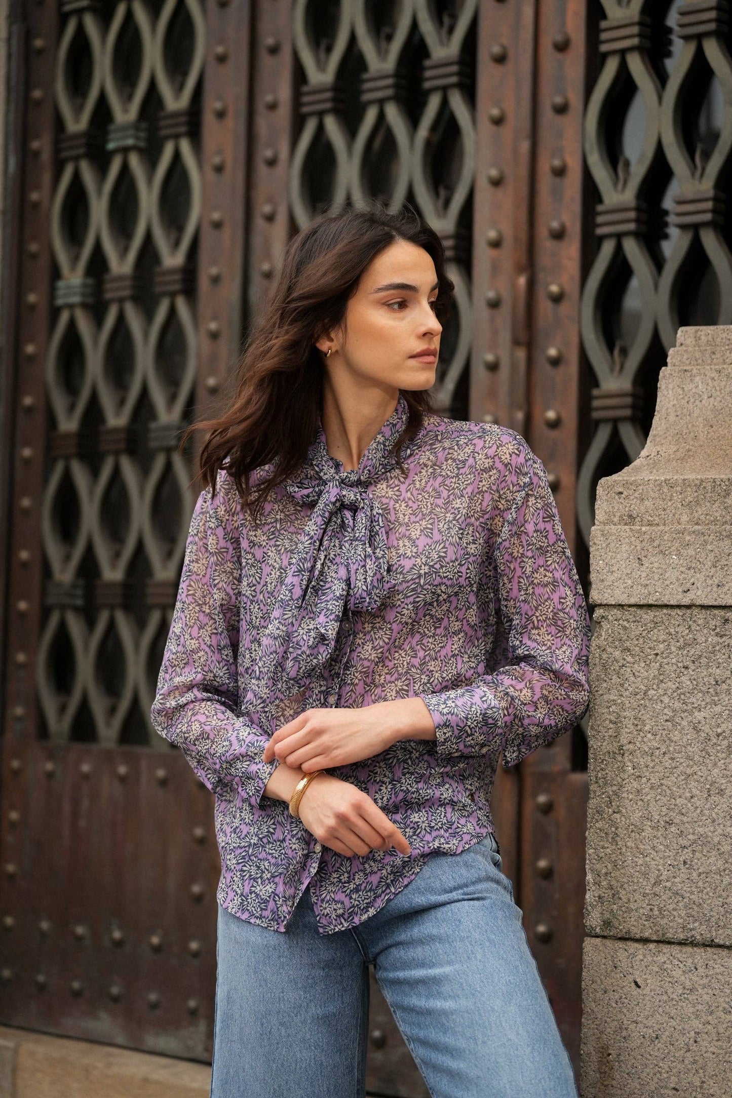 Blusa floreale lilla con fiocco