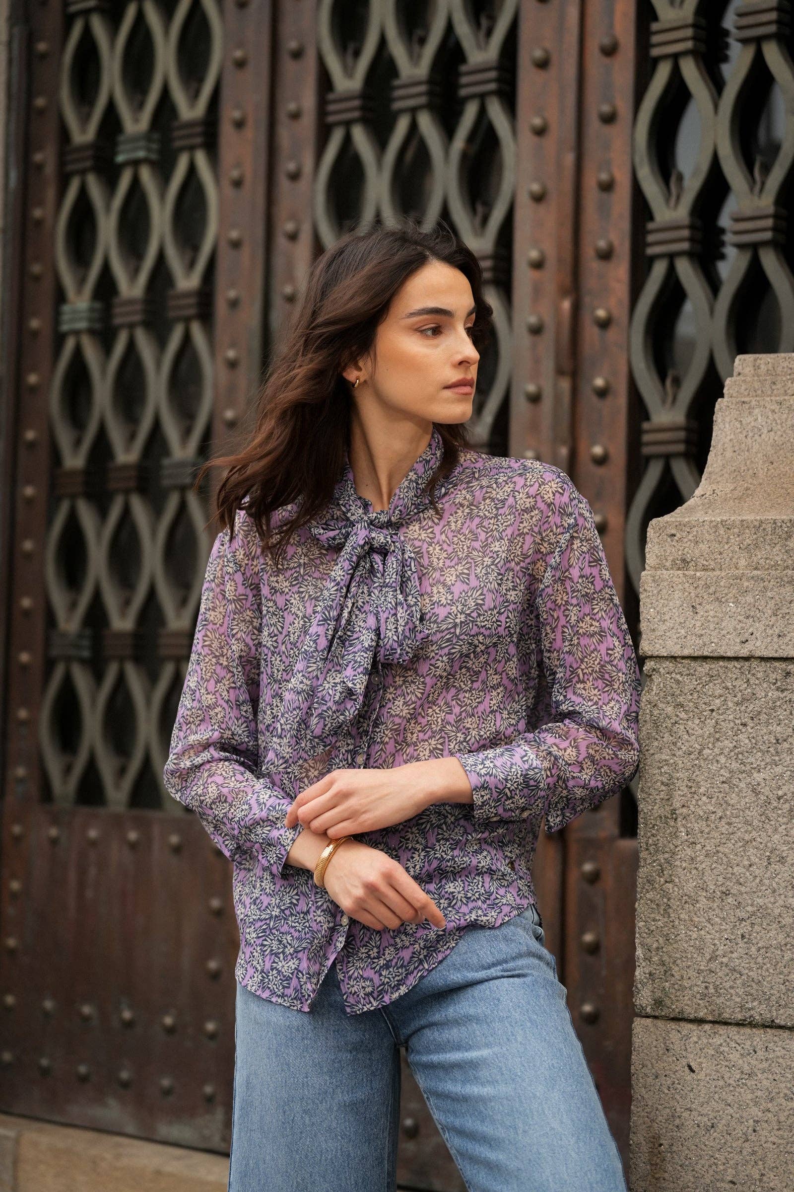 Blusa floreale lilla con fiocco