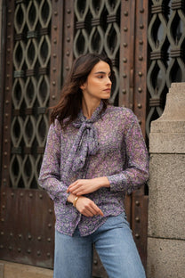 Blusa floreale lilla con fiocco