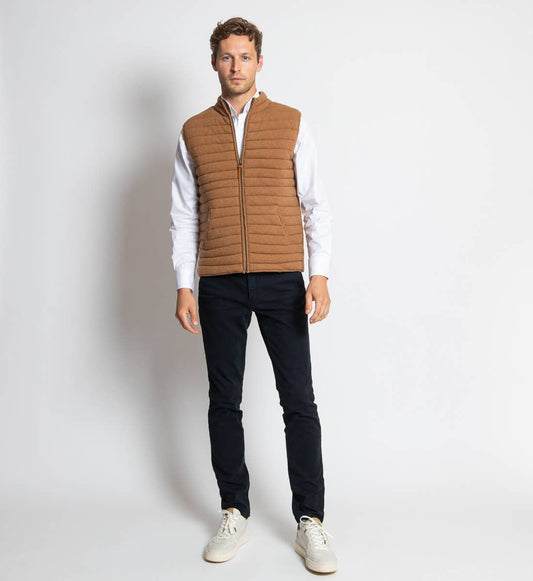 Gilet imbottito in lana merino con tasche color cammello