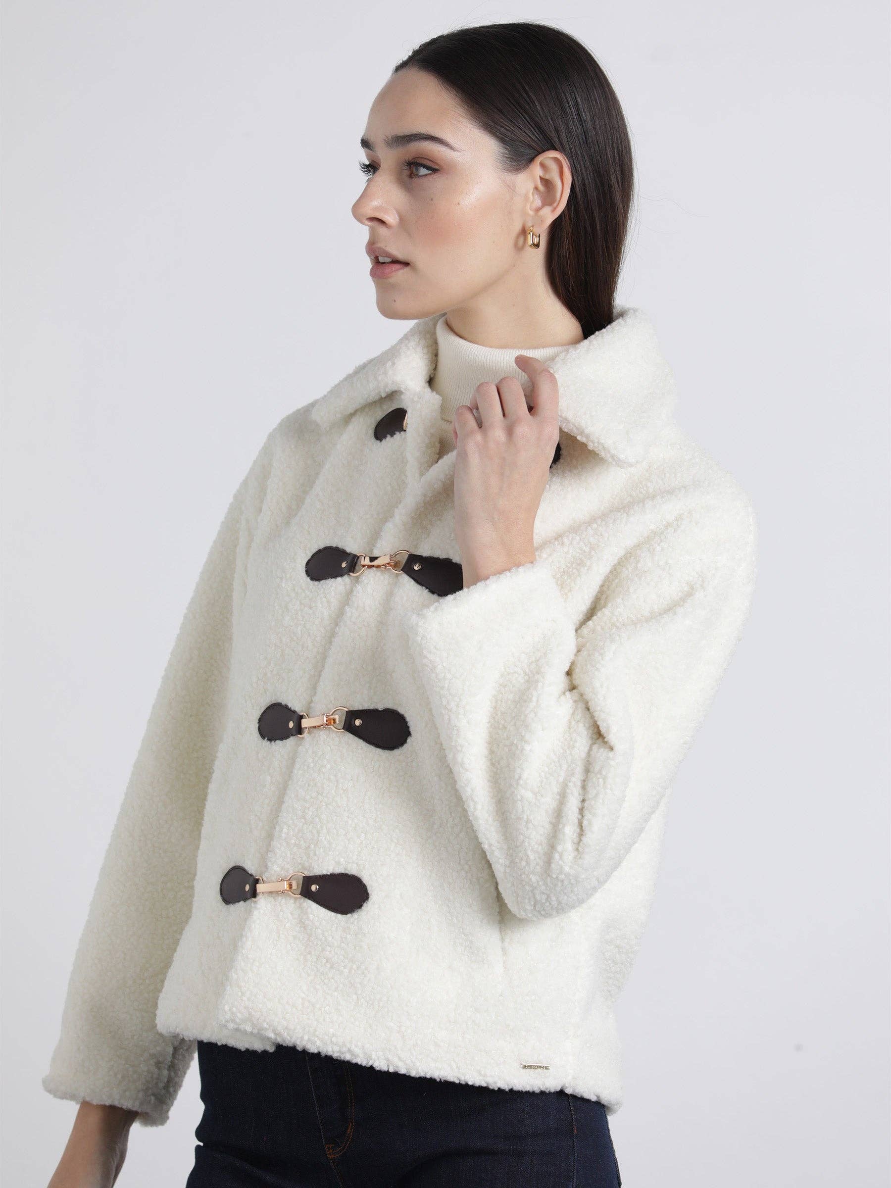 Cappotto corto teddy con chiusure a gancio
