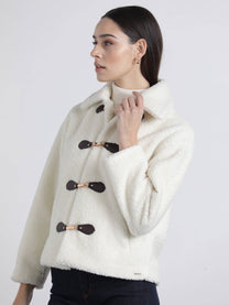 Cappotto corto teddy con chiusure a gancio