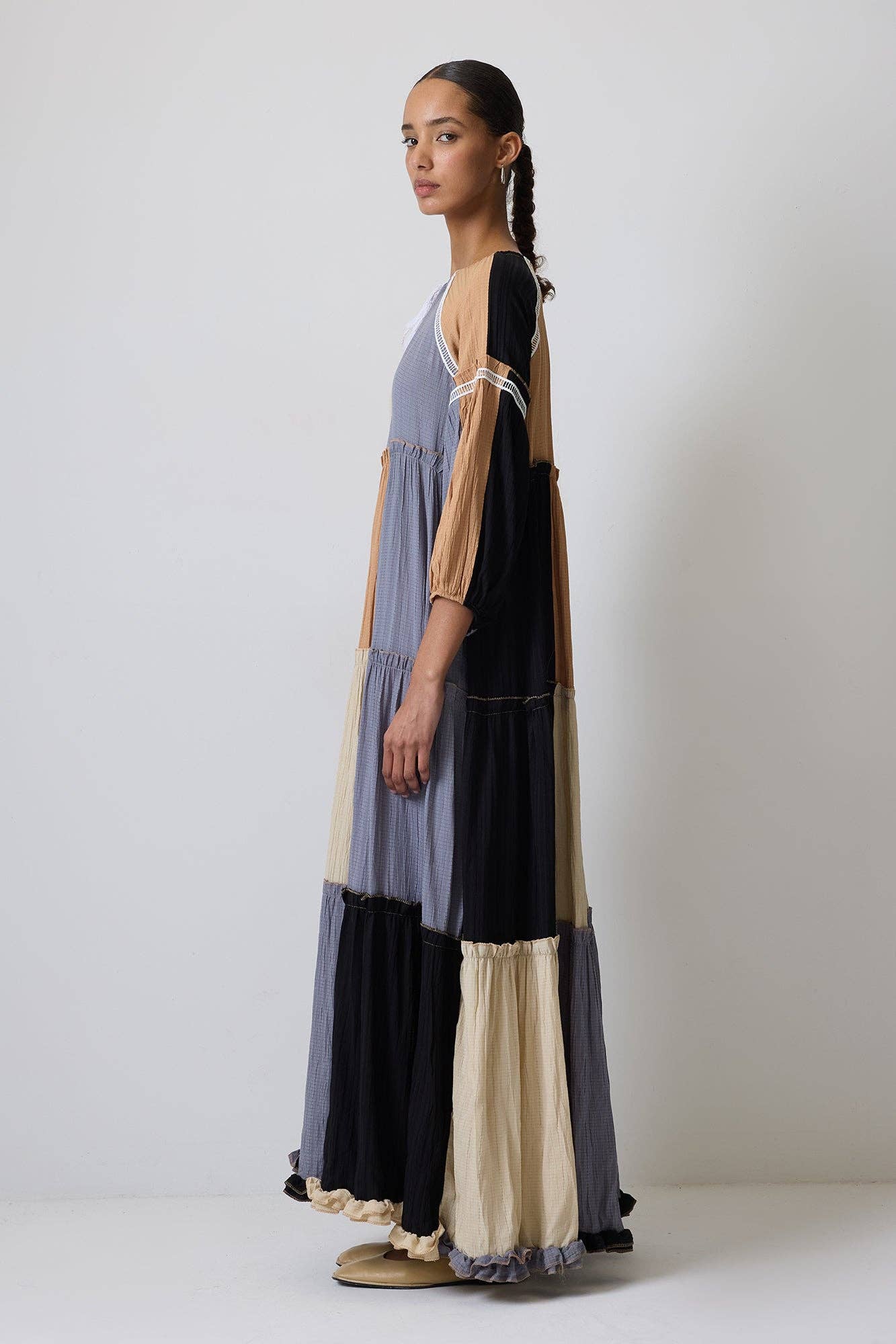Abito lungo boho patchwork con laccio al collo e nappine